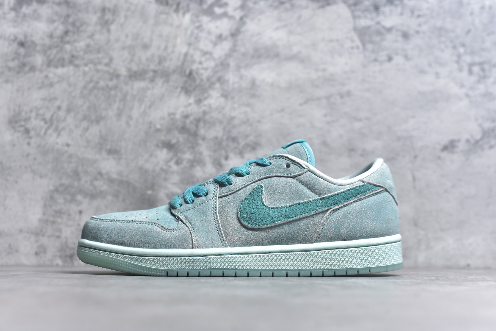 #Air Jordan 1 Low \”Washed Teal\” AJ1 乔1冰感薄荷 低帮文化休闲板鞋 HQ8111-300 #鞋款采用水洗青色色调搭配翻毛皮鞋面，为 1985 年经典元年版本注入冰感薄荷的新鲜气息。鞋舌处的 Nike Air 标志和后跟的 Wing 标志述彰显了该鞋款的历史渊源。透明鞋底为整体格调增添了清新的亮点。尺码：36 36.5 37.5 38 38.5 39 40 40.5 41 42 42.5 43 44 44.5 45 46-选品中心