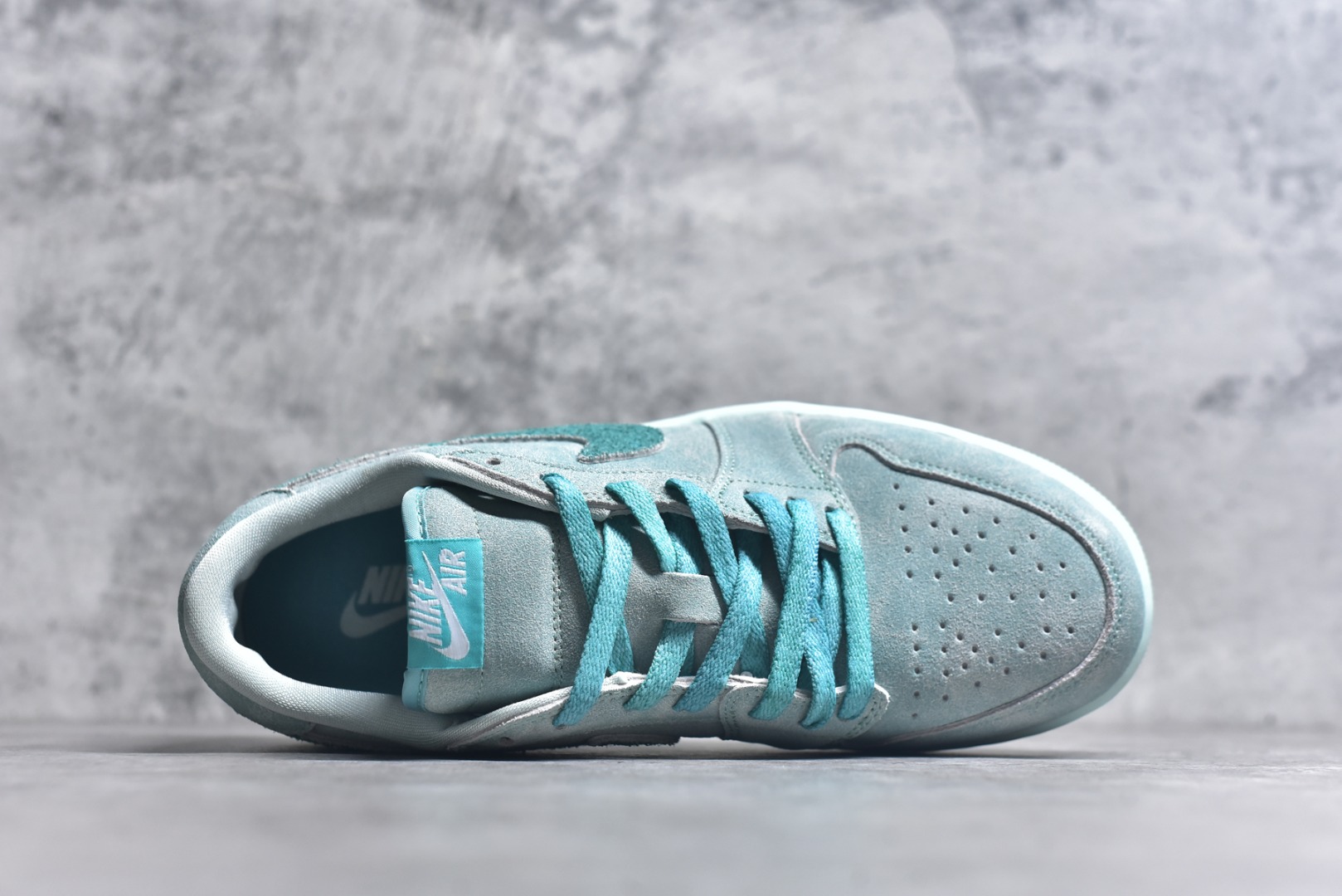 图片[4]-#Air Jordan 1 Low \”Washed Teal\” AJ1 乔1冰感薄荷 低帮文化休闲板鞋 HQ8111-300 #鞋款采用水洗青色色调搭配翻毛皮鞋面，为 1985 年经典元年版本注入冰感薄荷的新鲜气息。鞋舌处的 Nike Air 标志和后跟的 Wing 标志述彰显了该鞋款的历史渊源。透明鞋底为整体格调增添了清新的亮点。尺码：36 36.5 37.5 38 38.5 39 40 40.5 41 42 42.5 43 44 44.5 45 46-选品中心