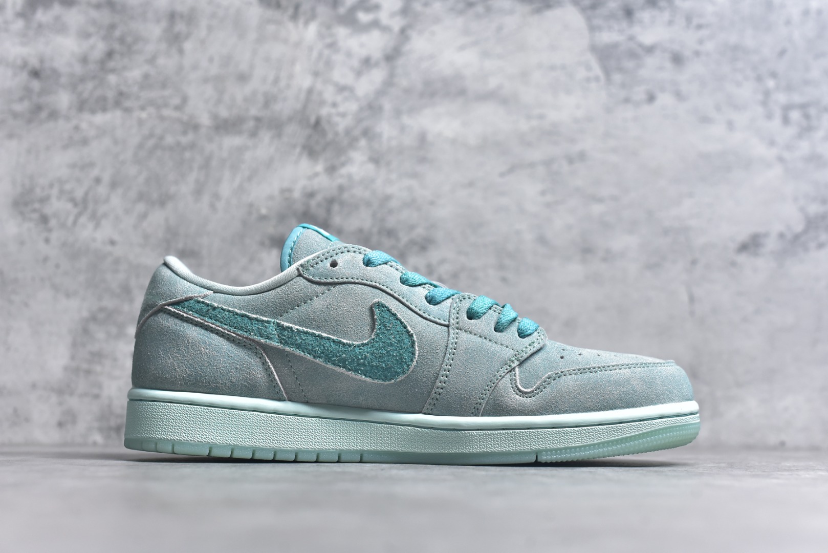 图片[3]-#Air Jordan 1 Low \”Washed Teal\” AJ1 乔1冰感薄荷 低帮文化休闲板鞋 HQ8111-300 #鞋款采用水洗青色色调搭配翻毛皮鞋面，为 1985 年经典元年版本注入冰感薄荷的新鲜气息。鞋舌处的 Nike Air 标志和后跟的 Wing 标志述彰显了该鞋款的历史渊源。透明鞋底为整体格调增添了清新的亮点。尺码：36 36.5 37.5 38 38.5 39 40 40.5 41 42 42.5 43 44 44.5 45 46-选品中心