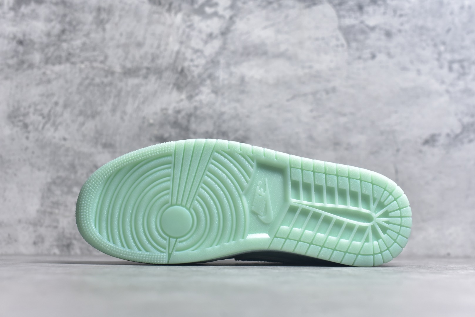 图片[6]-#Air Jordan 1 Low \”Washed Teal\” AJ1 乔1冰感薄荷 低帮文化休闲板鞋 HQ8111-300 #鞋款采用水洗青色色调搭配翻毛皮鞋面，为 1985 年经典元年版本注入冰感薄荷的新鲜气息。鞋舌处的 Nike Air 标志和后跟的 Wing 标志述彰显了该鞋款的历史渊源。透明鞋底为整体格调增添了清新的亮点。尺码：36 36.5 37.5 38 38.5 39 40 40.5 41 42 42.5 43 44 44.5 45 46-选品中心