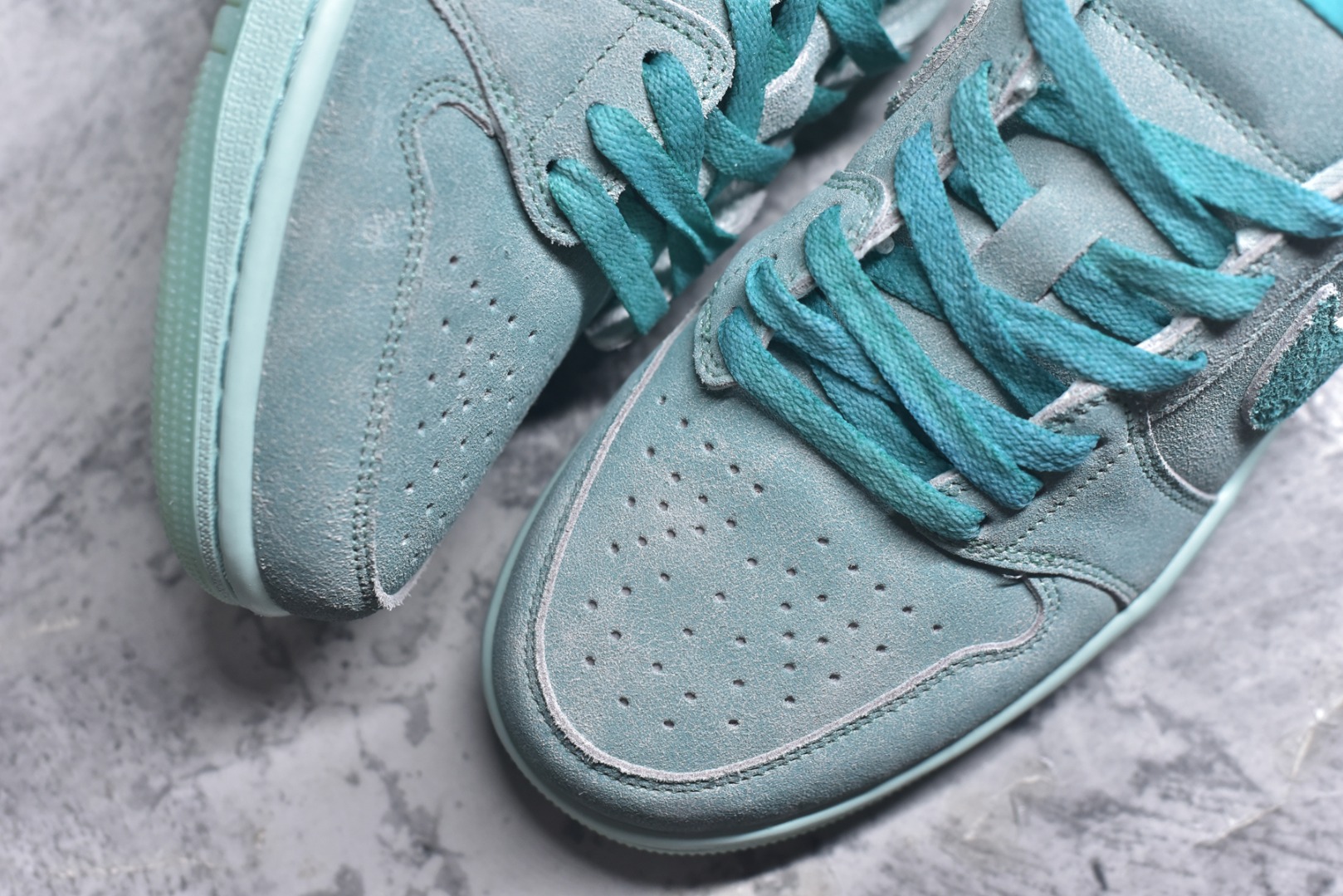 图片[8]-#Air Jordan 1 Low \”Washed Teal\” AJ1 乔1冰感薄荷 低帮文化休闲板鞋 HQ8111-300 #鞋款采用水洗青色色调搭配翻毛皮鞋面，为 1985 年经典元年版本注入冰感薄荷的新鲜气息。鞋舌处的 Nike Air 标志和后跟的 Wing 标志述彰显了该鞋款的历史渊源。透明鞋底为整体格调增添了清新的亮点。尺码：36 36.5 37.5 38 38.5 39 40 40.5 41 42 42.5 43 44 44.5 45 46-选品中心