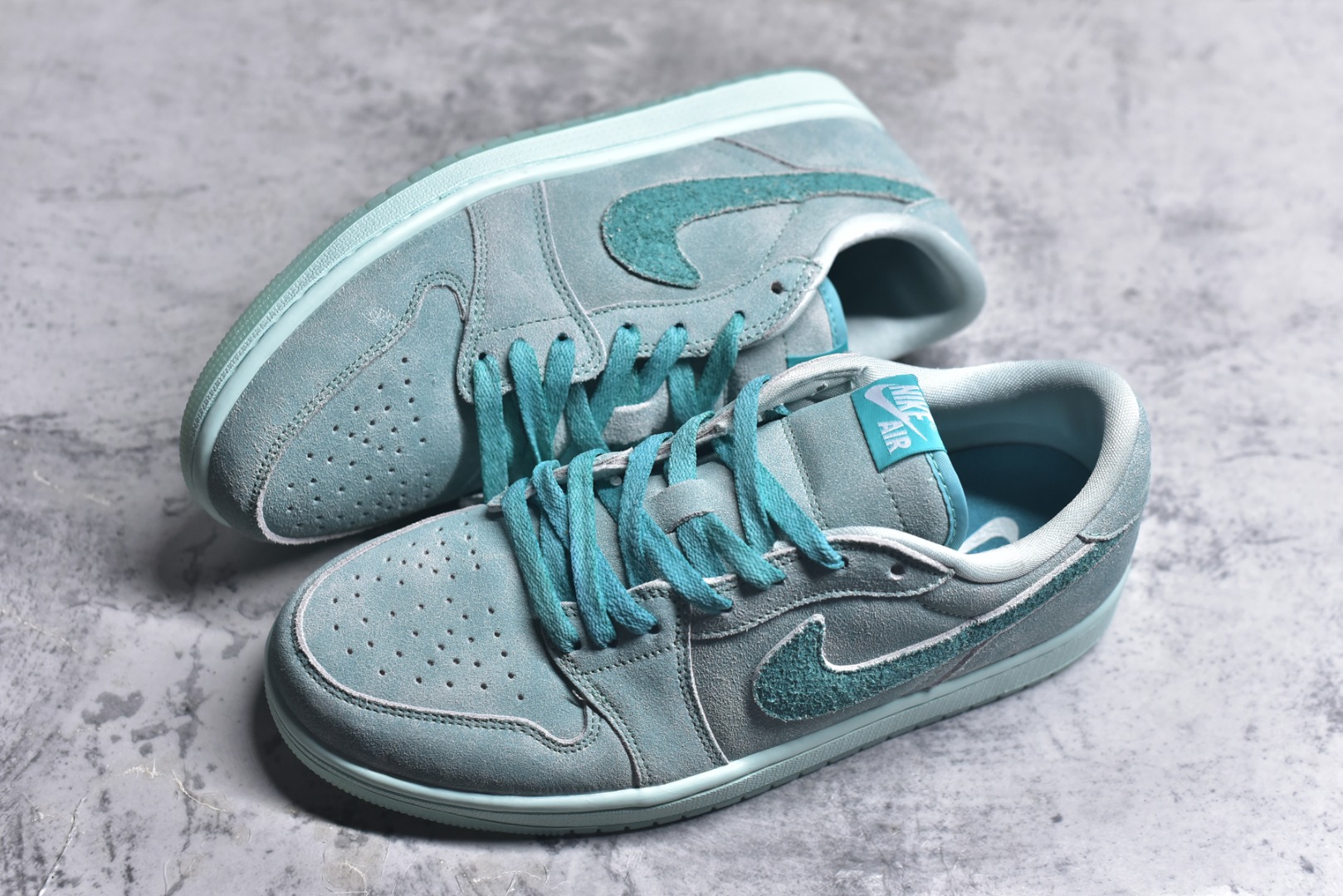 图片[7]-#Air Jordan 1 Low \”Washed Teal\” AJ1 乔1冰感薄荷 低帮文化休闲板鞋 HQ8111-300 #鞋款采用水洗青色色调搭配翻毛皮鞋面，为 1985 年经典元年版本注入冰感薄荷的新鲜气息。鞋舌处的 Nike Air 标志和后跟的 Wing 标志述彰显了该鞋款的历史渊源。透明鞋底为整体格调增添了清新的亮点。尺码：36 36.5 37.5 38 38.5 39 40 40.5 41 42 42.5 43 44 44.5 45 46-选品中心