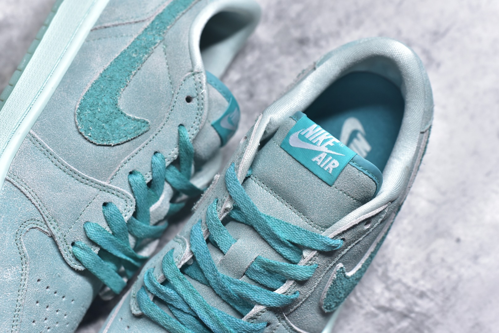 图片[9]-#Air Jordan 1 Low \”Washed Teal\” AJ1 乔1冰感薄荷 低帮文化休闲板鞋 HQ8111-300 #鞋款采用水洗青色色调搭配翻毛皮鞋面，为 1985 年经典元年版本注入冰感薄荷的新鲜气息。鞋舌处的 Nike Air 标志和后跟的 Wing 标志述彰显了该鞋款的历史渊源。透明鞋底为整体格调增添了清新的亮点。尺码：36 36.5 37.5 38 38.5 39 40 40.5 41 42 42.5 43 44 44.5 45 46-选品中心