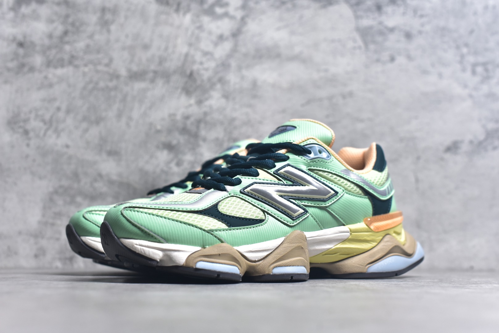 图片[2]-#New Balance NB9060 联名款 复古休闲运动慢跑鞋 U9060TMA #鞋款灵感源自设计师本人对夏日的怀日回忆。鞋面大身由空间双格及磨砂鞋面拼接而生，配以柔和、温暖的粉橘色调，夏日氛围拉满 #采用大面积网眼以及麂皮材质覆盖鞋身，还原经典气质。搭载ABZORB避震科技，由泡沫聚酯制成，上脚可以有效减少由鞋底反弹对身体及双腿的冲击力 尺码：36 37 37.5 38 38.5 39 40 40.5 41 42 42.5 43 44 44.5 45 46.5 3.D4-选品中心