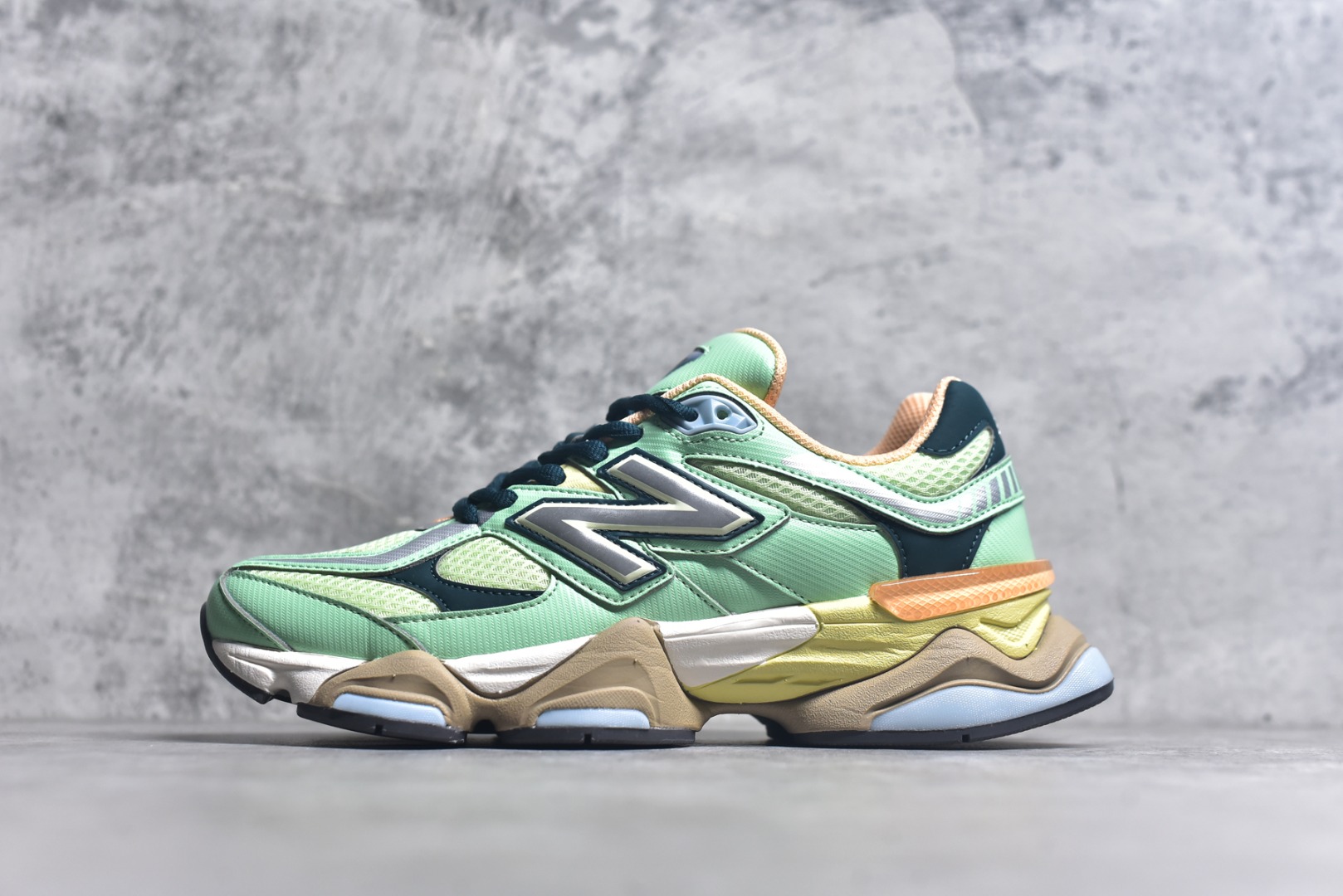 #New Balance NB9060 联名款 复古休闲运动慢跑鞋 U9060TMA #鞋款灵感源自设计师本人对夏日的怀日回忆。鞋面大身由空间双格及磨砂鞋面拼接而生，配以柔和、温暖的粉橘色调，夏日氛围拉满 #采用大面积网眼以及麂皮材质覆盖鞋身，还原经典气质。搭载ABZORB避震科技，由泡沫聚酯制成，上脚可以有效减少由鞋底反弹对身体及双腿的冲击力 尺码：36 37 37.5 38 38.5 39 40 40.5 41 42 42.5 43 44 44.5 45 46.5 3.D4-选品中心