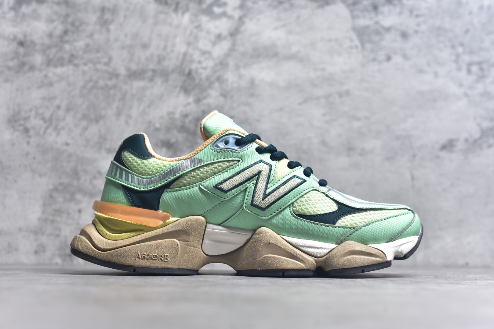 图片[3]-#New Balance NB9060 联名款 复古休闲运动慢跑鞋 U9060TMA #鞋款灵感源自设计师本人对夏日的怀日回忆。鞋面大身由空间双格及磨砂鞋面拼接而生，配以柔和、温暖的粉橘色调，夏日氛围拉满 #采用大面积网眼以及麂皮材质覆盖鞋身，还原经典气质。搭载ABZORB避震科技，由泡沫聚酯制成，上脚可以有效减少由鞋底反弹对身体及双腿的冲击力 尺码：36 37 37.5 38 38.5 39 40 40.5 41 42 42.5 43 44 44.5 45 46.5 3.D4-选品中心