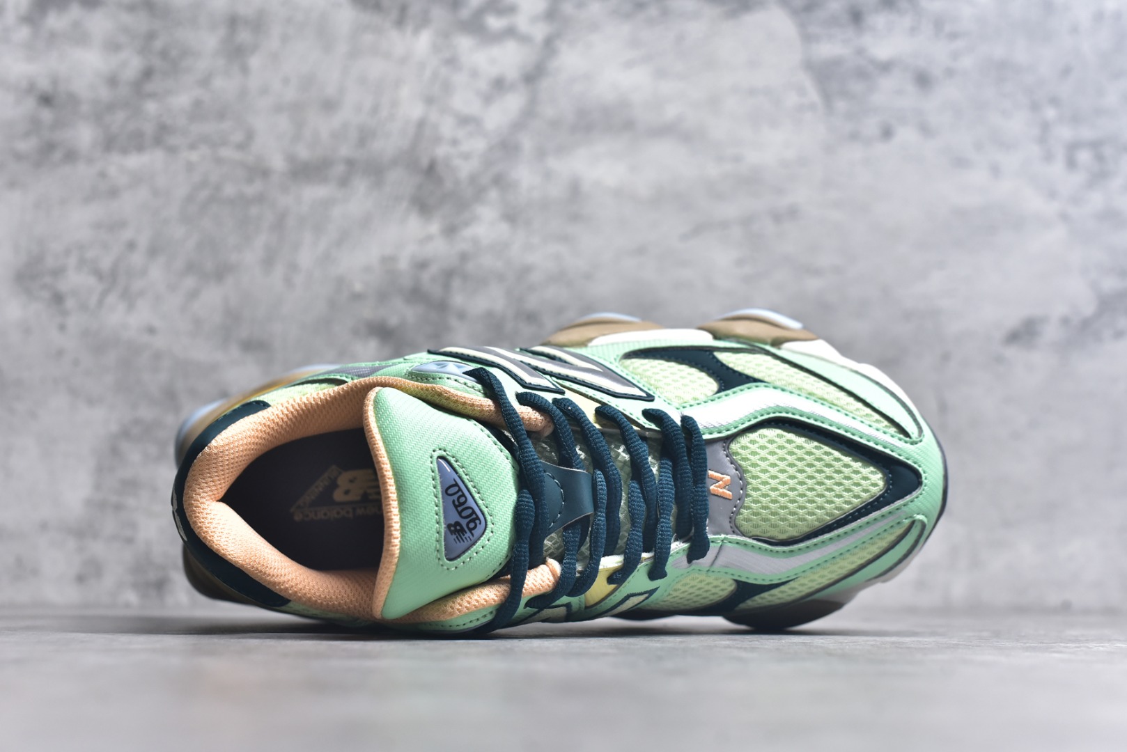图片[4]-#New Balance NB9060 联名款 复古休闲运动慢跑鞋 U9060TMA #鞋款灵感源自设计师本人对夏日的怀日回忆。鞋面大身由空间双格及磨砂鞋面拼接而生，配以柔和、温暖的粉橘色调，夏日氛围拉满 #采用大面积网眼以及麂皮材质覆盖鞋身，还原经典气质。搭载ABZORB避震科技，由泡沫聚酯制成，上脚可以有效减少由鞋底反弹对身体及双腿的冲击力 尺码：36 37 37.5 38 38.5 39 40 40.5 41 42 42.5 43 44 44.5 45 46.5 3.D4-选品中心