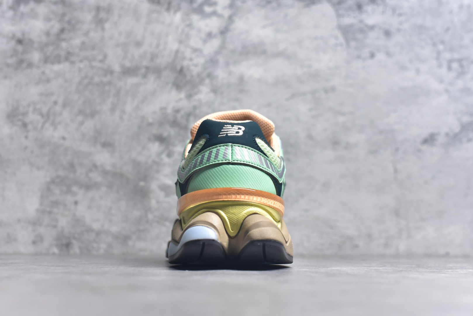 图片[5]-#New Balance NB9060 联名款 复古休闲运动慢跑鞋 U9060TMA #鞋款灵感源自设计师本人对夏日的怀日回忆。鞋面大身由空间双格及磨砂鞋面拼接而生，配以柔和、温暖的粉橘色调，夏日氛围拉满 #采用大面积网眼以及麂皮材质覆盖鞋身，还原经典气质。搭载ABZORB避震科技，由泡沫聚酯制成，上脚可以有效减少由鞋底反弹对身体及双腿的冲击力 尺码：36 37 37.5 38 38.5 39 40 40.5 41 42 42.5 43 44 44.5 45 46.5 3.D4-选品中心