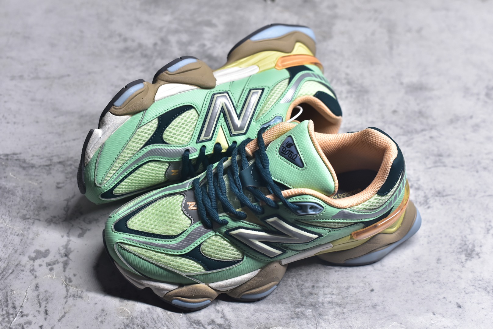 图片[7]-#New Balance NB9060 联名款 复古休闲运动慢跑鞋 U9060TMA #鞋款灵感源自设计师本人对夏日的怀日回忆。鞋面大身由空间双格及磨砂鞋面拼接而生，配以柔和、温暖的粉橘色调，夏日氛围拉满 #采用大面积网眼以及麂皮材质覆盖鞋身，还原经典气质。搭载ABZORB避震科技，由泡沫聚酯制成，上脚可以有效减少由鞋底反弹对身体及双腿的冲击力 尺码：36 37 37.5 38 38.5 39 40 40.5 41 42 42.5 43 44 44.5 45 46.5 3.D4-选品中心