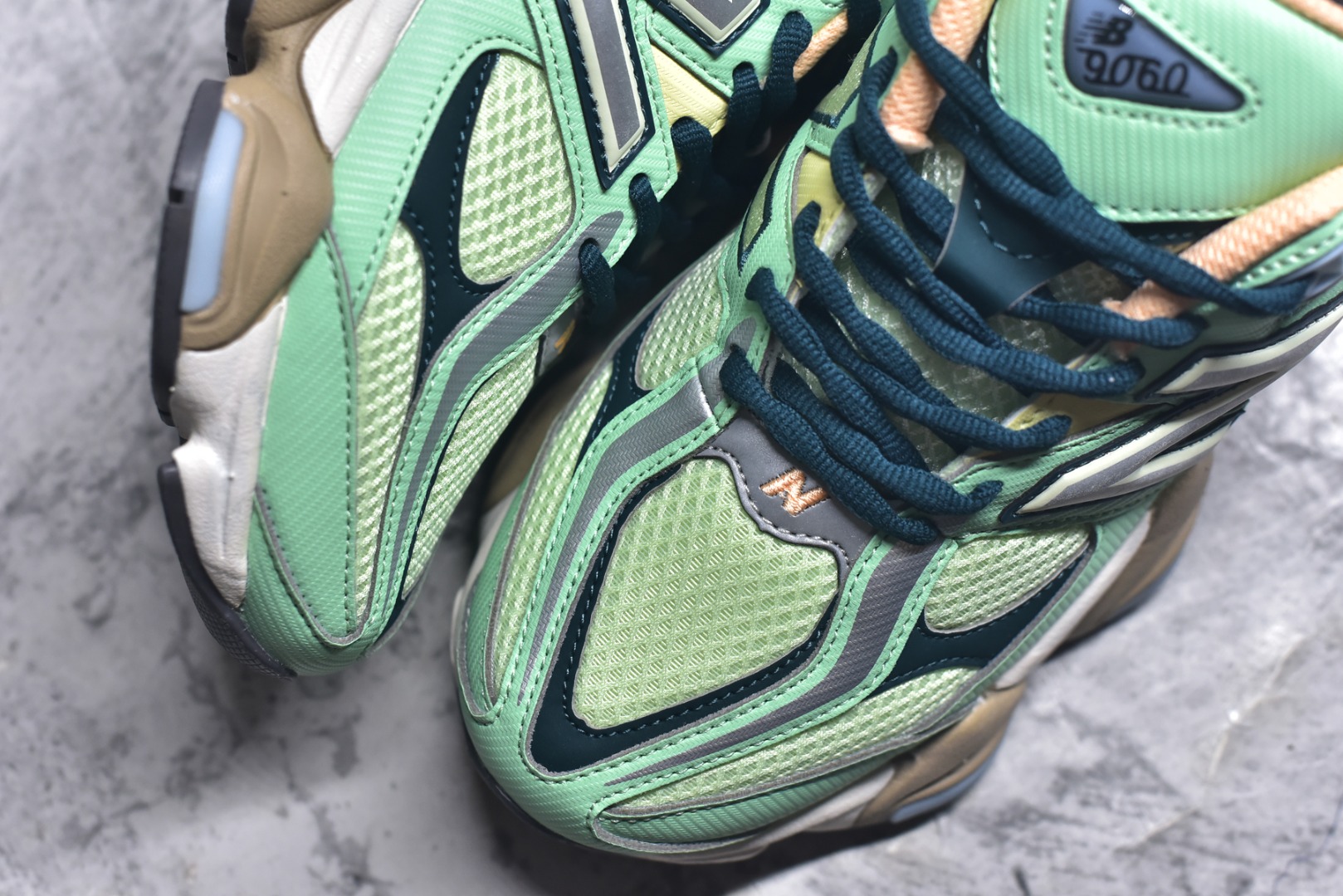 图片[8]-#New Balance NB9060 联名款 复古休闲运动慢跑鞋 U9060TMA #鞋款灵感源自设计师本人对夏日的怀日回忆。鞋面大身由空间双格及磨砂鞋面拼接而生，配以柔和、温暖的粉橘色调，夏日氛围拉满 #采用大面积网眼以及麂皮材质覆盖鞋身，还原经典气质。搭载ABZORB避震科技，由泡沫聚酯制成，上脚可以有效减少由鞋底反弹对身体及双腿的冲击力 尺码：36 37 37.5 38 38.5 39 40 40.5 41 42 42.5 43 44 44.5 45 46.5 3.D4-选品中心