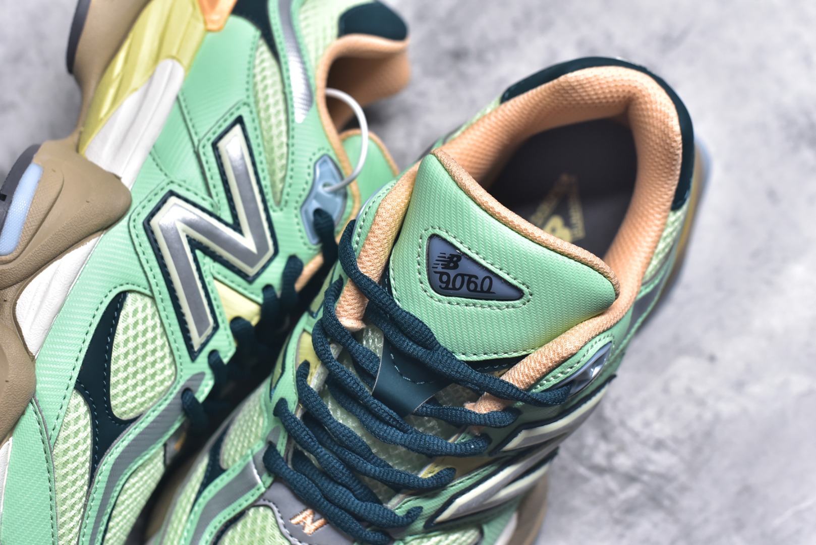 图片[9]-#New Balance NB9060 联名款 复古休闲运动慢跑鞋 U9060TMA #鞋款灵感源自设计师本人对夏日的怀日回忆。鞋面大身由空间双格及磨砂鞋面拼接而生，配以柔和、温暖的粉橘色调，夏日氛围拉满 #采用大面积网眼以及麂皮材质覆盖鞋身，还原经典气质。搭载ABZORB避震科技，由泡沫聚酯制成，上脚可以有效减少由鞋底反弹对身体及双腿的冲击力 尺码：36 37 37.5 38 38.5 39 40 40.5 41 42 42.5 43 44 44.5 45 46.5 3.D4-选品中心