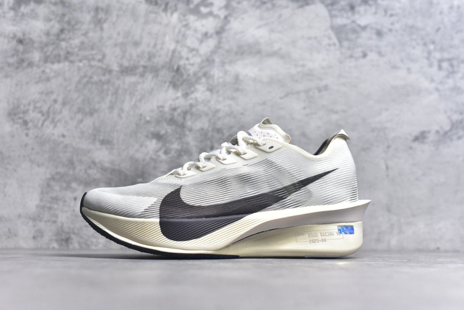 #Nike ZoomX Vaporfly NEXT% 4 马拉松系列公路竞速超轻缓震跑步鞋 HV6107 100 #鞋款轻盈，同时保持出色性能表现。此鞋款质感轻盈，无论是日常畅跑还是马拉松，皆可轻松驾驭。尺码：39-45-选品中心