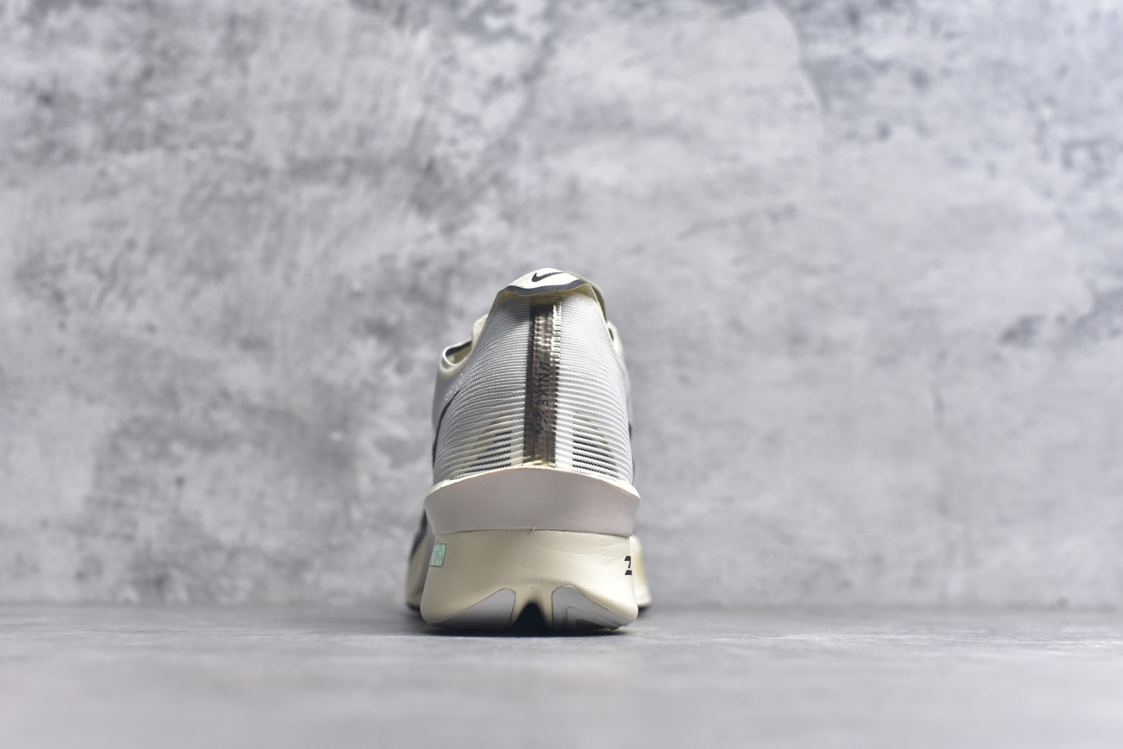 图片[5]-#Nike ZoomX Vaporfly NEXT% 4 马拉松系列公路竞速超轻缓震跑步鞋 HV6107 100 #鞋款轻盈，同时保持出色性能表现。此鞋款质感轻盈，无论是日常畅跑还是马拉松，皆可轻松驾驭。尺码：39-45-选品中心