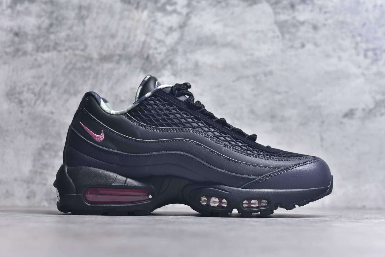 图片[3]-#Corteiz x NK Air Max 95 联名复古舒适气垫运动鞋 黑粉 FB2709-001 经典重温 外单专供大厂出品 品质稳定 一百余色 终端操作 鞋款设计灵感源于人体构造 中底设计基于人体的脊柱构造 是整体设计的核心 尼龙孔眼代表了肋骨 而分层式面板和网眼象征着肌肉纤维和肉体组织 Air Max 95采用了两个独立的吹塑成型的Air-Sole单元 并首次在前掌使用可视化气垫设计 Swoosh logo夜当作一个 点符号放在了鞋子的后帮位置 20年的发展让 AIR MAX 95有了不同的故事 20年后再度面向世人的时候 焕然一新的面貌 让人有了另外一种清新脱俗的感觉 尺码：40 40.5 41 42 42.5 43 44 44.5 45 45.5 46 47.5 48.5-选品中心