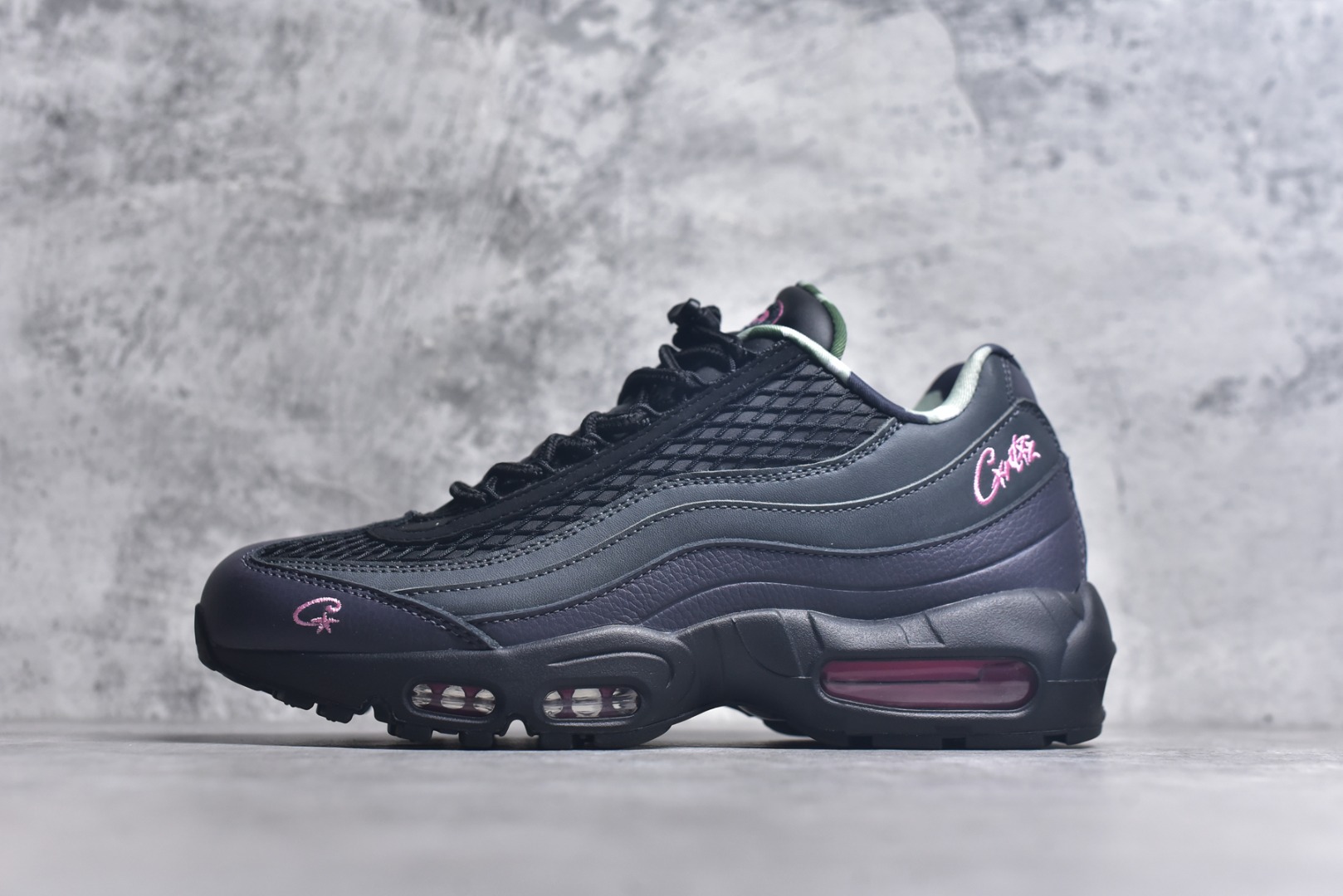 #Corteiz x NK Air Max 95 联名复古舒适气垫运动鞋 黑粉 FB2709-001 经典重温 外单专供大厂出品 品质稳定 一百余色 终端操作 鞋款设计灵感源于人体构造 中底设计基于人体的脊柱构造 是整体设计的核心 尼龙孔眼代表了肋骨 而分层式面板和网眼象征着肌肉纤维和肉体组织 Air Max 95采用了两个独立的吹塑成型的Air-Sole单元 并首次在前掌使用可视化气垫设计 Swoosh logo夜当作一个 点符号放在了鞋子的后帮位置 20年的发展让 AIR MAX 95有了不同的故事 20年后再度面向世人的时候 焕然一新的面貌 让人有了另外一种清新脱俗的感觉 尺码：40 40.5 41 42 42.5 43 44 44.5 45 45.5 46 47.5 48.5-选品中心