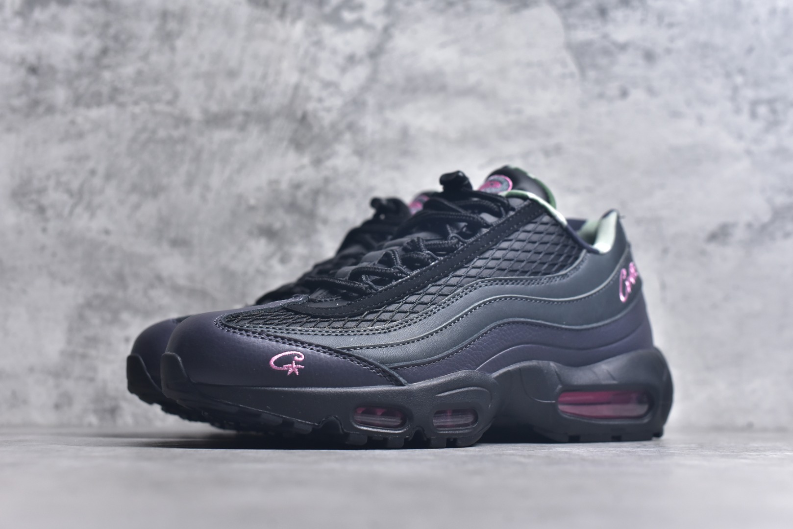 图片[2]-#Corteiz x NK Air Max 95 联名复古舒适气垫运动鞋 黑粉 FB2709-001 经典重温 外单专供大厂出品 品质稳定 一百余色 终端操作 鞋款设计灵感源于人体构造 中底设计基于人体的脊柱构造 是整体设计的核心 尼龙孔眼代表了肋骨 而分层式面板和网眼象征着肌肉纤维和肉体组织 Air Max 95采用了两个独立的吹塑成型的Air-Sole单元 并首次在前掌使用可视化气垫设计 Swoosh logo夜当作一个 点符号放在了鞋子的后帮位置 20年的发展让 AIR MAX 95有了不同的故事 20年后再度面向世人的时候 焕然一新的面貌 让人有了另外一种清新脱俗的感觉 尺码：40 40.5 41 42 42.5 43 44 44.5 45 45.5 46 47.5 48.5-选品中心