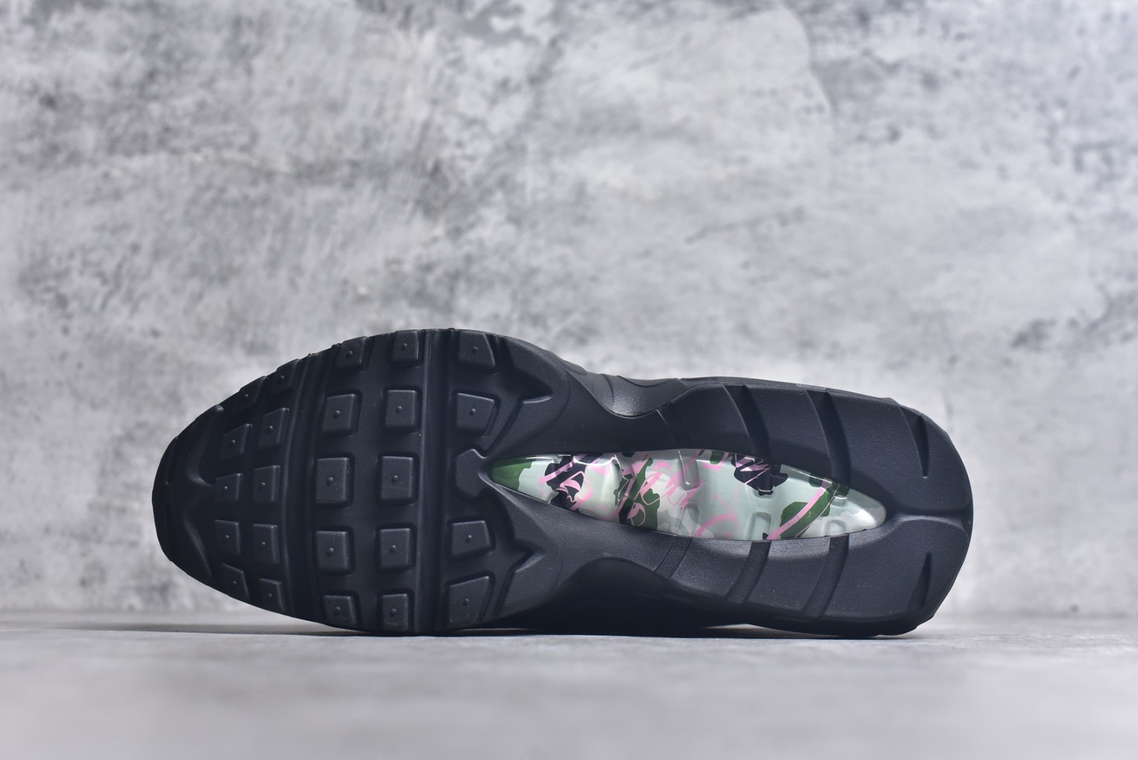 图片[6]-#Corteiz x NK Air Max 95 联名复古舒适气垫运动鞋 黑粉 FB2709-001 经典重温 外单专供大厂出品 品质稳定 一百余色 终端操作 鞋款设计灵感源于人体构造 中底设计基于人体的脊柱构造 是整体设计的核心 尼龙孔眼代表了肋骨 而分层式面板和网眼象征着肌肉纤维和肉体组织 Air Max 95采用了两个独立的吹塑成型的Air-Sole单元 并首次在前掌使用可视化气垫设计 Swoosh logo夜当作一个 点符号放在了鞋子的后帮位置 20年的发展让 AIR MAX 95有了不同的故事 20年后再度面向世人的时候 焕然一新的面貌 让人有了另外一种清新脱俗的感觉 尺码：40 40.5 41 42 42.5 43 44 44.5 45 45.5 46 47.5 48.5-选品中心