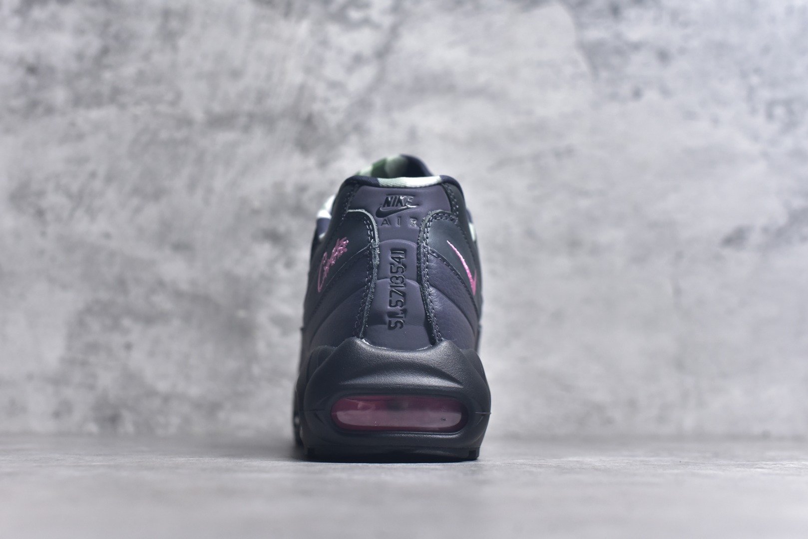 图片[5]-#Corteiz x NK Air Max 95 联名复古舒适气垫运动鞋 黑粉 FB2709-001 经典重温 外单专供大厂出品 品质稳定 一百余色 终端操作 鞋款设计灵感源于人体构造 中底设计基于人体的脊柱构造 是整体设计的核心 尼龙孔眼代表了肋骨 而分层式面板和网眼象征着肌肉纤维和肉体组织 Air Max 95采用了两个独立的吹塑成型的Air-Sole单元 并首次在前掌使用可视化气垫设计 Swoosh logo夜当作一个 点符号放在了鞋子的后帮位置 20年的发展让 AIR MAX 95有了不同的故事 20年后再度面向世人的时候 焕然一新的面貌 让人有了另外一种清新脱俗的感觉 尺码：40 40.5 41 42 42.5 43 44 44.5 45 45.5 46 47.5 48.5-选品中心
