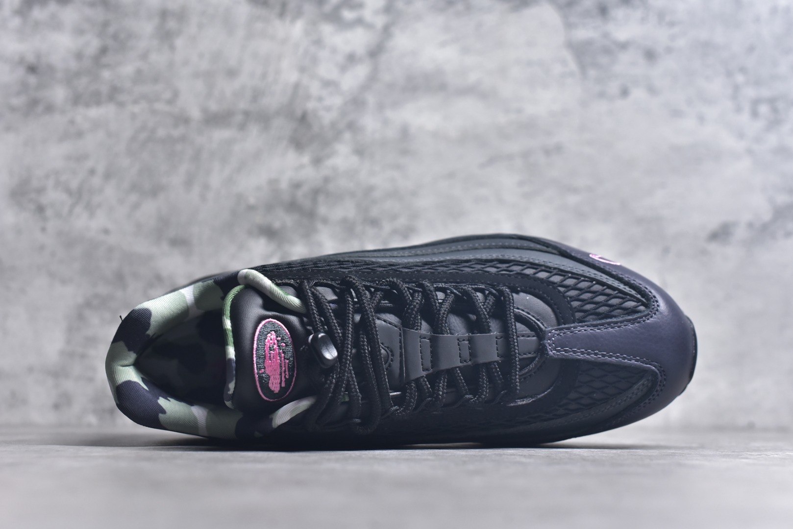 图片[4]-#Corteiz x NK Air Max 95 联名复古舒适气垫运动鞋 黑粉 FB2709-001 经典重温 外单专供大厂出品 品质稳定 一百余色 终端操作 鞋款设计灵感源于人体构造 中底设计基于人体的脊柱构造 是整体设计的核心 尼龙孔眼代表了肋骨 而分层式面板和网眼象征着肌肉纤维和肉体组织 Air Max 95采用了两个独立的吹塑成型的Air-Sole单元 并首次在前掌使用可视化气垫设计 Swoosh logo夜当作一个 点符号放在了鞋子的后帮位置 20年的发展让 AIR MAX 95有了不同的故事 20年后再度面向世人的时候 焕然一新的面貌 让人有了另外一种清新脱俗的感觉 尺码：40 40.5 41 42 42.5 43 44 44.5 45 45.5 46 47.5 48.5-选品中心