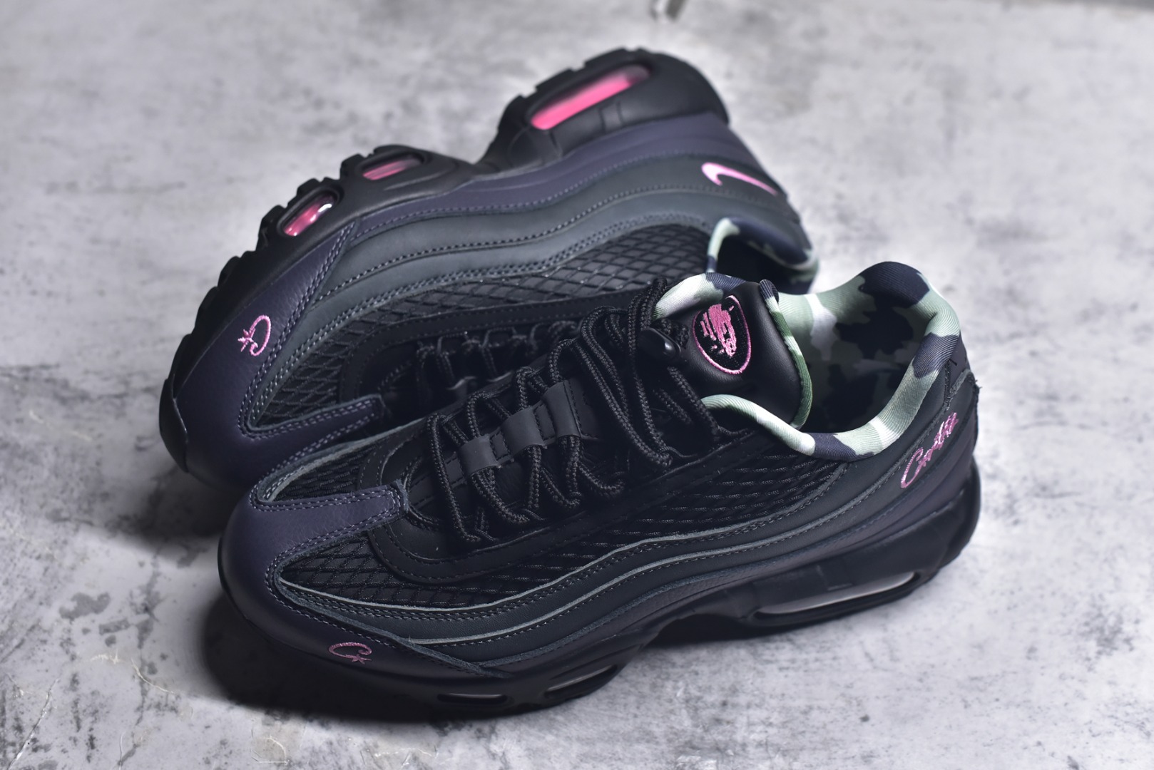 图片[7]-#Corteiz x NK Air Max 95 联名复古舒适气垫运动鞋 黑粉 FB2709-001 经典重温 外单专供大厂出品 品质稳定 一百余色 终端操作 鞋款设计灵感源于人体构造 中底设计基于人体的脊柱构造 是整体设计的核心 尼龙孔眼代表了肋骨 而分层式面板和网眼象征着肌肉纤维和肉体组织 Air Max 95采用了两个独立的吹塑成型的Air-Sole单元 并首次在前掌使用可视化气垫设计 Swoosh logo夜当作一个 点符号放在了鞋子的后帮位置 20年的发展让 AIR MAX 95有了不同的故事 20年后再度面向世人的时候 焕然一新的面貌 让人有了另外一种清新脱俗的感觉 尺码：40 40.5 41 42 42.5 43 44 44.5 45 45.5 46 47.5 48.5-选品中心