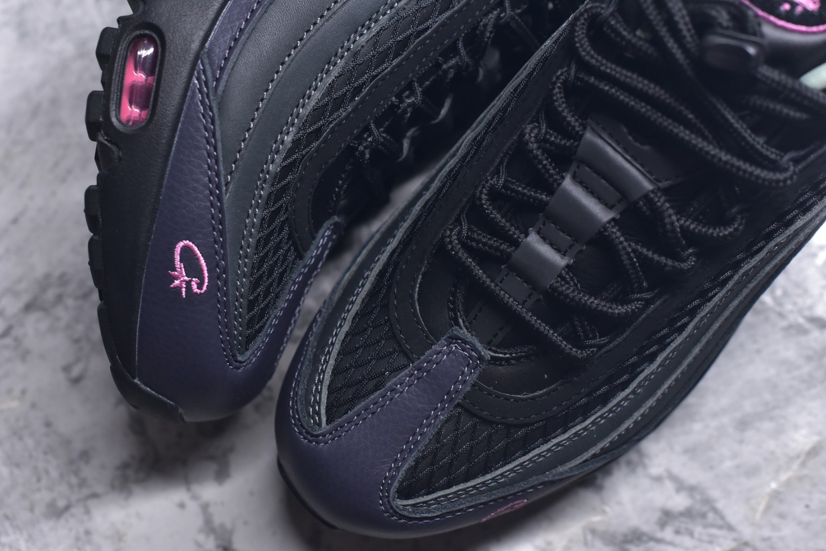 图片[8]-#Corteiz x NK Air Max 95 联名复古舒适气垫运动鞋 黑粉 FB2709-001 经典重温 外单专供大厂出品 品质稳定 一百余色 终端操作 鞋款设计灵感源于人体构造 中底设计基于人体的脊柱构造 是整体设计的核心 尼龙孔眼代表了肋骨 而分层式面板和网眼象征着肌肉纤维和肉体组织 Air Max 95采用了两个独立的吹塑成型的Air-Sole单元 并首次在前掌使用可视化气垫设计 Swoosh logo夜当作一个 点符号放在了鞋子的后帮位置 20年的发展让 AIR MAX 95有了不同的故事 20年后再度面向世人的时候 焕然一新的面貌 让人有了另外一种清新脱俗的感觉 尺码：40 40.5 41 42 42.5 43 44 44.5 45 45.5 46 47.5 48.5-选品中心