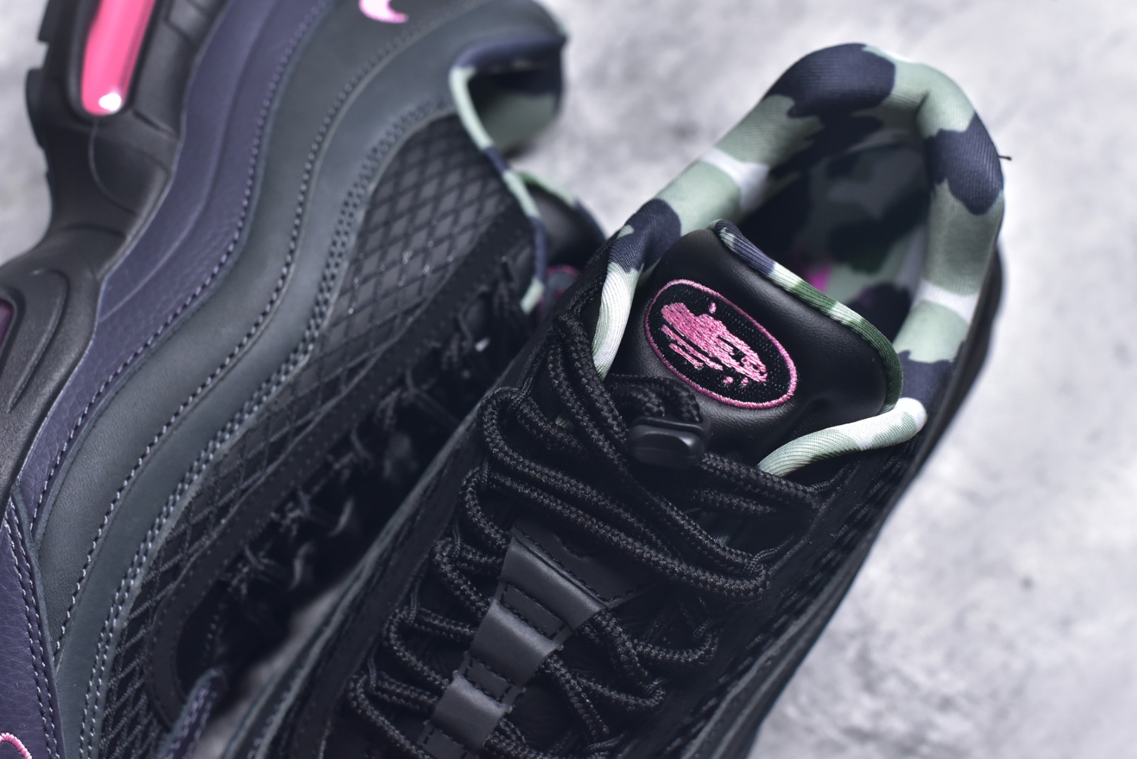 图片[9]-#Corteiz x NK Air Max 95 联名复古舒适气垫运动鞋 黑粉 FB2709-001 经典重温 外单专供大厂出品 品质稳定 一百余色 终端操作 鞋款设计灵感源于人体构造 中底设计基于人体的脊柱构造 是整体设计的核心 尼龙孔眼代表了肋骨 而分层式面板和网眼象征着肌肉纤维和肉体组织 Air Max 95采用了两个独立的吹塑成型的Air-Sole单元 并首次在前掌使用可视化气垫设计 Swoosh logo夜当作一个 点符号放在了鞋子的后帮位置 20年的发展让 AIR MAX 95有了不同的故事 20年后再度面向世人的时候 焕然一新的面貌 让人有了另外一种清新脱俗的感觉 尺码：40 40.5 41 42 42.5 43 44 44.5 45 45.5 46 47.5 48.5-选品中心