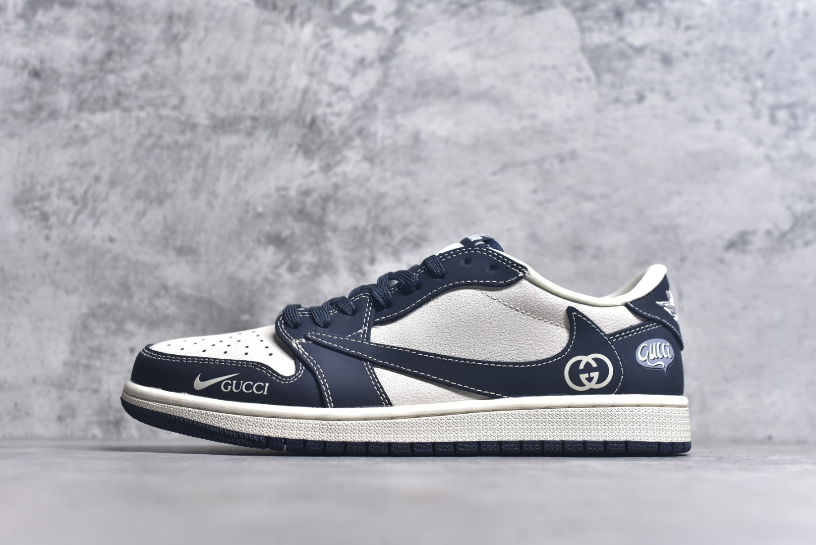 #Travis Scott x Fragment Design x Air Jordan 1 Low OG SP AJ1 乔1 古驰联名 信号黑 低帮文化休闲板鞋 LD2025-027 #多方联名合作融合了Travis Scott 独特的音乐风格，藤原浩个性的设计风格以及Jordan品牌的经典元素 使其成为一双具有独特身份和价值的鞋子 清新而立体的外观加上联名标识更突出了其独特身份 这种配色方案显示出活力和时尚感 在视觉上引人注目 鞋身的质感和细腻的细节处理使其显得高端而格调十足 这款“倒钩”联名是设计与创意完美结合 融合多方的个性风格是一款备受瞩目的潮流鞋款 尺码：36 36.5 37.5 38 38.5 39 40 40.5 41 42 42.5 43 44 44.5 45 9.E5-选品中心
