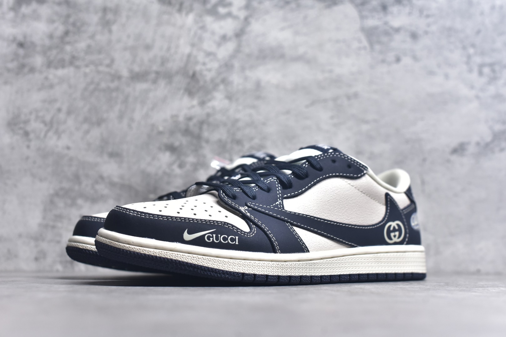 图片[2]-#Travis Scott x Fragment Design x Air Jordan 1 Low OG SP AJ1 乔1 古驰联名 信号黑 低帮文化休闲板鞋 LD2025-027 #多方联名合作融合了Travis Scott 独特的音乐风格，藤原浩个性的设计风格以及Jordan品牌的经典元素 使其成为一双具有独特身份和价值的鞋子 清新而立体的外观加上联名标识更突出了其独特身份 这种配色方案显示出活力和时尚感 在视觉上引人注目 鞋身的质感和细腻的细节处理使其显得高端而格调十足 这款“倒钩”联名是设计与创意完美结合 融合多方的个性风格是一款备受瞩目的潮流鞋款 尺码：36 36.5 37.5 38 38.5 39 40 40.5 41 42 42.5 43 44 44.5 45 9.E5-选品中心