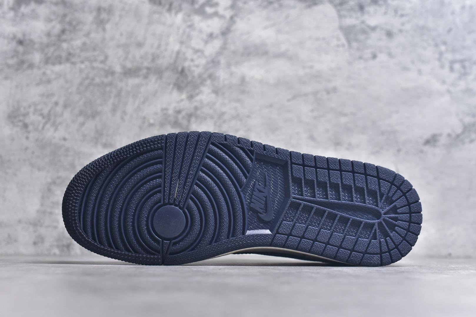 图片[6]-#Travis Scott x Fragment Design x Air Jordan 1 Low OG SP AJ1 乔1 古驰联名 信号黑 低帮文化休闲板鞋 LD2025-027 #多方联名合作融合了Travis Scott 独特的音乐风格，藤原浩个性的设计风格以及Jordan品牌的经典元素 使其成为一双具有独特身份和价值的鞋子 清新而立体的外观加上联名标识更突出了其独特身份 这种配色方案显示出活力和时尚感 在视觉上引人注目 鞋身的质感和细腻的细节处理使其显得高端而格调十足 这款“倒钩”联名是设计与创意完美结合 融合多方的个性风格是一款备受瞩目的潮流鞋款 尺码：36 36.5 37.5 38 38.5 39 40 40.5 41 42 42.5 43 44 44.5 45 9.E5-选品中心