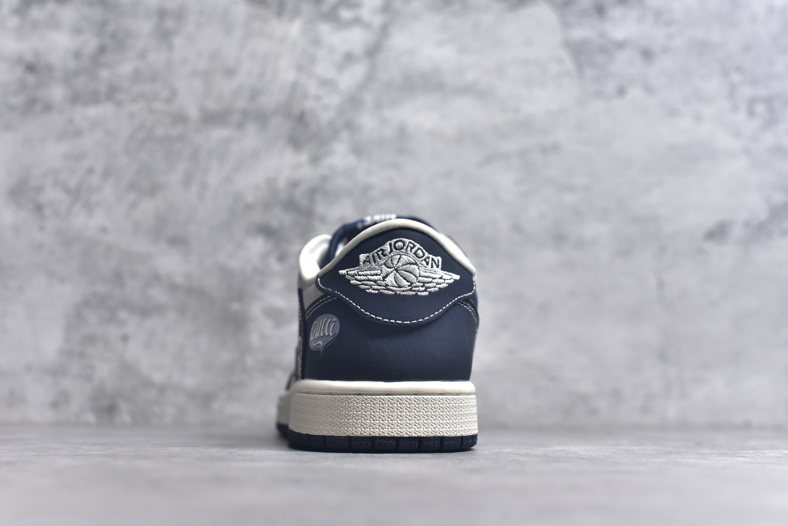 图片[5]-#Travis Scott x Fragment Design x Air Jordan 1 Low OG SP AJ1 乔1 古驰联名 信号黑 低帮文化休闲板鞋 LD2025-027 #多方联名合作融合了Travis Scott 独特的音乐风格，藤原浩个性的设计风格以及Jordan品牌的经典元素 使其成为一双具有独特身份和价值的鞋子 清新而立体的外观加上联名标识更突出了其独特身份 这种配色方案显示出活力和时尚感 在视觉上引人注目 鞋身的质感和细腻的细节处理使其显得高端而格调十足 这款“倒钩”联名是设计与创意完美结合 融合多方的个性风格是一款备受瞩目的潮流鞋款 尺码：36 36.5 37.5 38 38.5 39 40 40.5 41 42 42.5 43 44 44.5 45 9.E5-选品中心