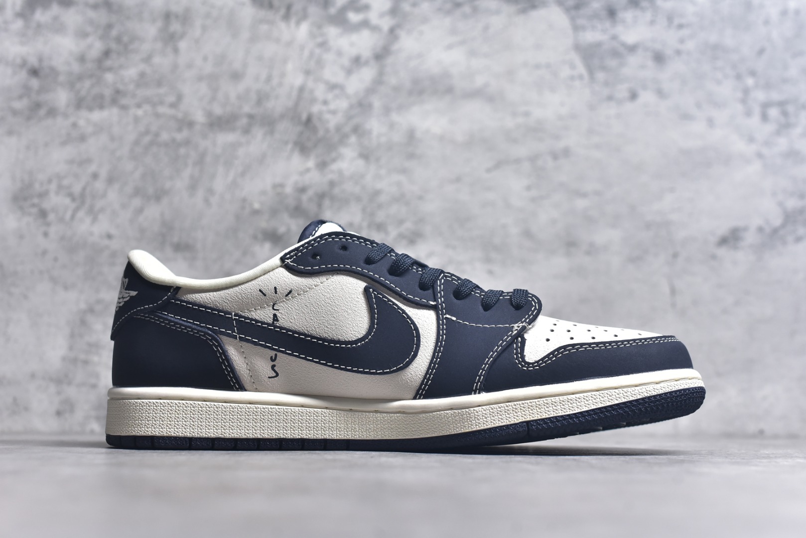 图片[3]-#Travis Scott x Fragment Design x Air Jordan 1 Low OG SP AJ1 乔1 古驰联名 信号黑 低帮文化休闲板鞋 LD2025-027 #多方联名合作融合了Travis Scott 独特的音乐风格，藤原浩个性的设计风格以及Jordan品牌的经典元素 使其成为一双具有独特身份和价值的鞋子 清新而立体的外观加上联名标识更突出了其独特身份 这种配色方案显示出活力和时尚感 在视觉上引人注目 鞋身的质感和细腻的细节处理使其显得高端而格调十足 这款“倒钩”联名是设计与创意完美结合 融合多方的个性风格是一款备受瞩目的潮流鞋款 尺码：36 36.5 37.5 38 38.5 39 40 40.5 41 42 42.5 43 44 44.5 45 9.E5-选品中心