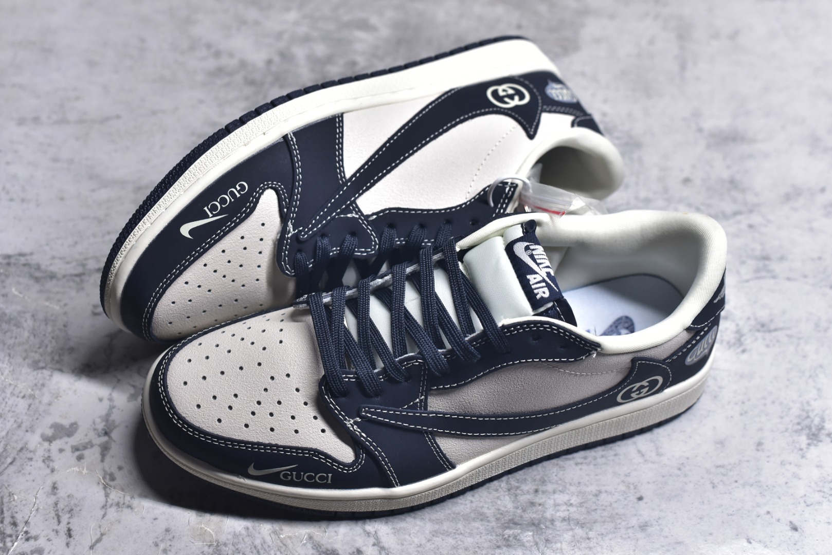 图片[7]-#Travis Scott x Fragment Design x Air Jordan 1 Low OG SP AJ1 乔1 古驰联名 信号黑 低帮文化休闲板鞋 LD2025-027 #多方联名合作融合了Travis Scott 独特的音乐风格，藤原浩个性的设计风格以及Jordan品牌的经典元素 使其成为一双具有独特身份和价值的鞋子 清新而立体的外观加上联名标识更突出了其独特身份 这种配色方案显示出活力和时尚感 在视觉上引人注目 鞋身的质感和细腻的细节处理使其显得高端而格调十足 这款“倒钩”联名是设计与创意完美结合 融合多方的个性风格是一款备受瞩目的潮流鞋款 尺码：36 36.5 37.5 38 38.5 39 40 40.5 41 42 42.5 43 44 44.5 45 9.E5-选品中心