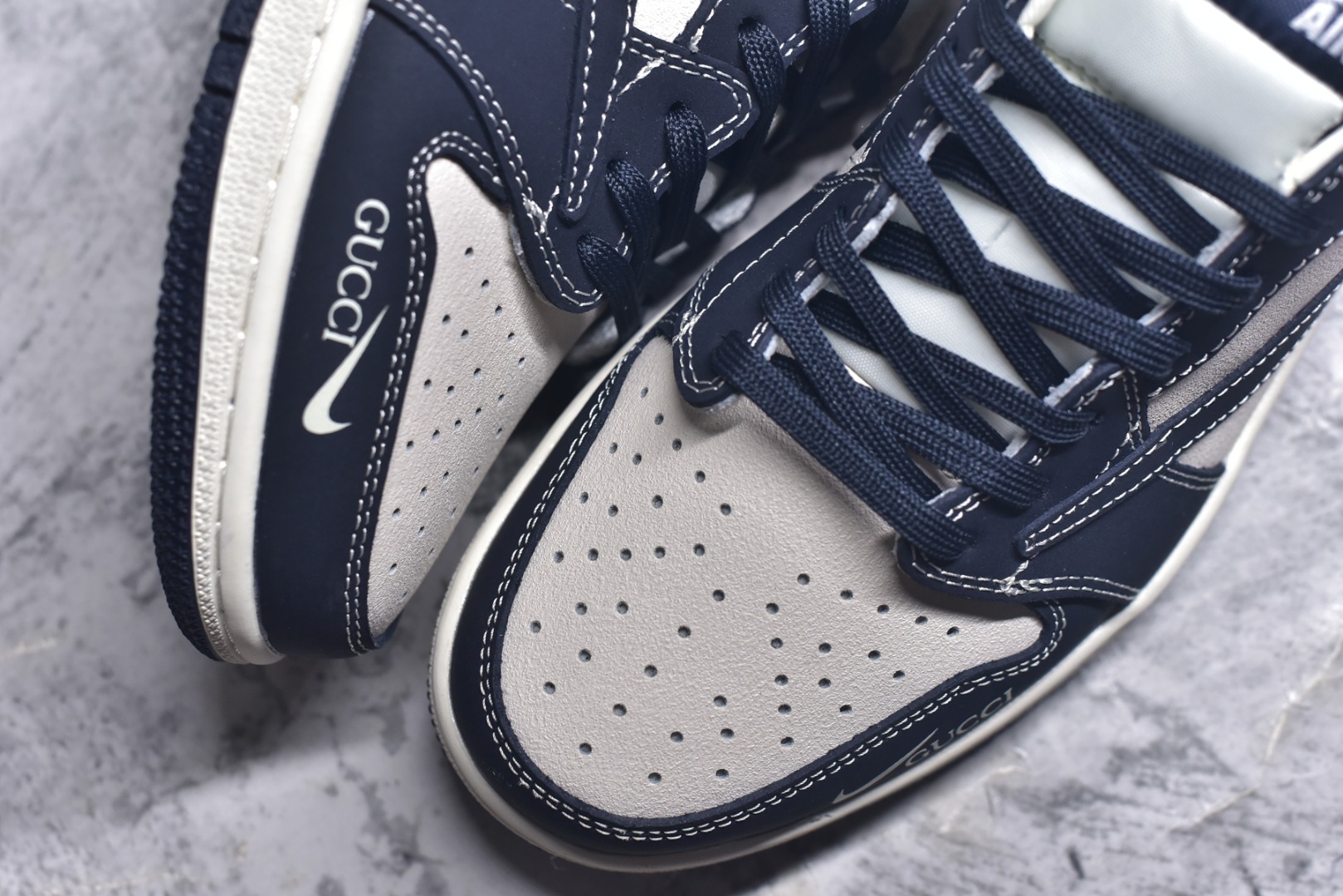 图片[8]-#Travis Scott x Fragment Design x Air Jordan 1 Low OG SP AJ1 乔1 古驰联名 信号黑 低帮文化休闲板鞋 LD2025-027 #多方联名合作融合了Travis Scott 独特的音乐风格，藤原浩个性的设计风格以及Jordan品牌的经典元素 使其成为一双具有独特身份和价值的鞋子 清新而立体的外观加上联名标识更突出了其独特身份 这种配色方案显示出活力和时尚感 在视觉上引人注目 鞋身的质感和细腻的细节处理使其显得高端而格调十足 这款“倒钩”联名是设计与创意完美结合 融合多方的个性风格是一款备受瞩目的潮流鞋款 尺码：36 36.5 37.5 38 38.5 39 40 40.5 41 42 42.5 43 44 44.5 45 9.E5-选品中心
