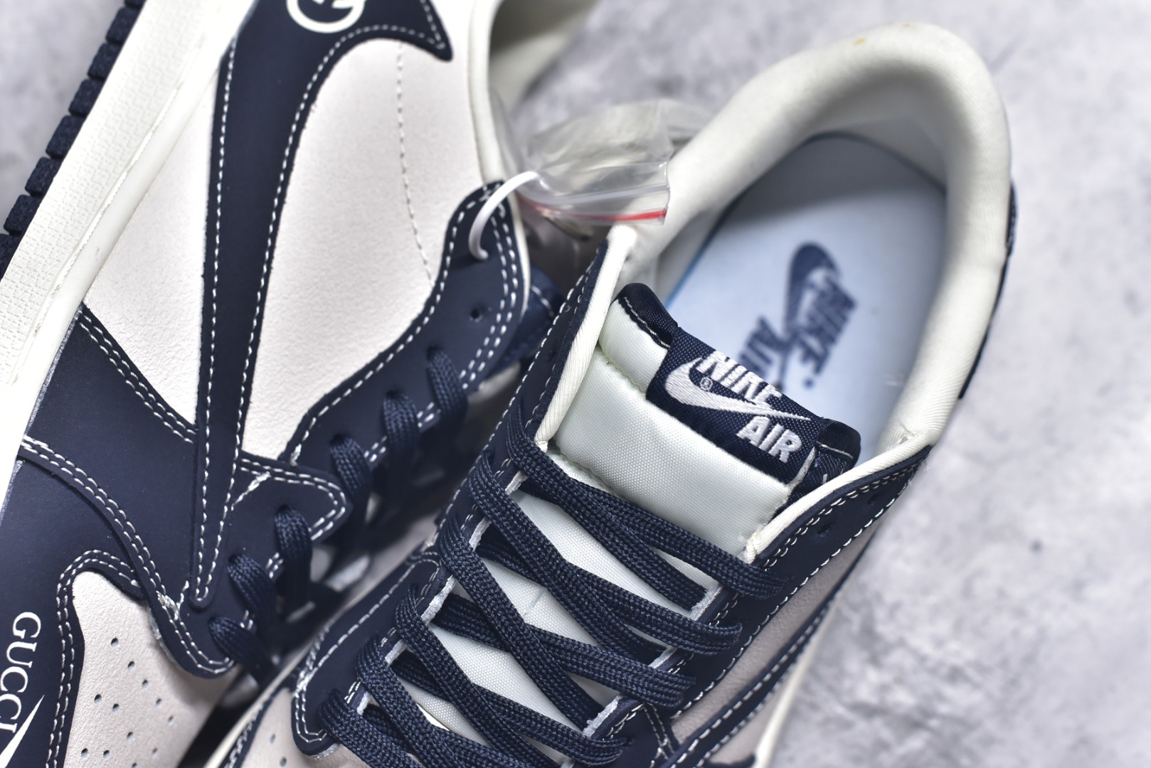 图片[9]-#Travis Scott x Fragment Design x Air Jordan 1 Low OG SP AJ1 乔1 古驰联名 信号黑 低帮文化休闲板鞋 LD2025-027 #多方联名合作融合了Travis Scott 独特的音乐风格，藤原浩个性的设计风格以及Jordan品牌的经典元素 使其成为一双具有独特身份和价值的鞋子 清新而立体的外观加上联名标识更突出了其独特身份 这种配色方案显示出活力和时尚感 在视觉上引人注目 鞋身的质感和细腻的细节处理使其显得高端而格调十足 这款“倒钩”联名是设计与创意完美结合 融合多方的个性风格是一款备受瞩目的潮流鞋款 尺码：36 36.5 37.5 38 38.5 39 40 40.5 41 42 42.5 43 44 44.5 45 9.E5-选品中心