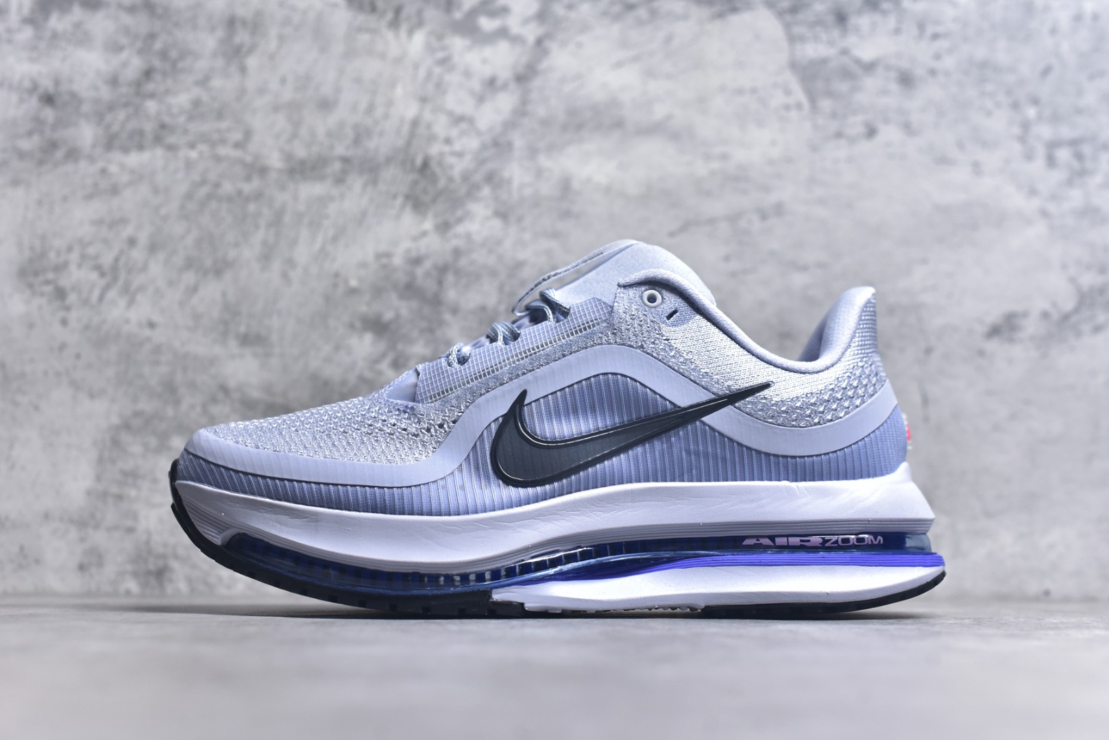 #Nike Air Zoom Pegasus Premium 耐克网面全掌气垫缓震跑鞋 HQ2592-004#全掌可见的Air Zoom首次在Pegasus系列中出现，模仿了Vaporfly的碳板曲线，增强了跑步时的流畅过渡。 尺码：35.5 36 36.5 37.5 38 38.5 39 40 40.5 41 42 42.5 43 44 44.5 45 46-选品中心