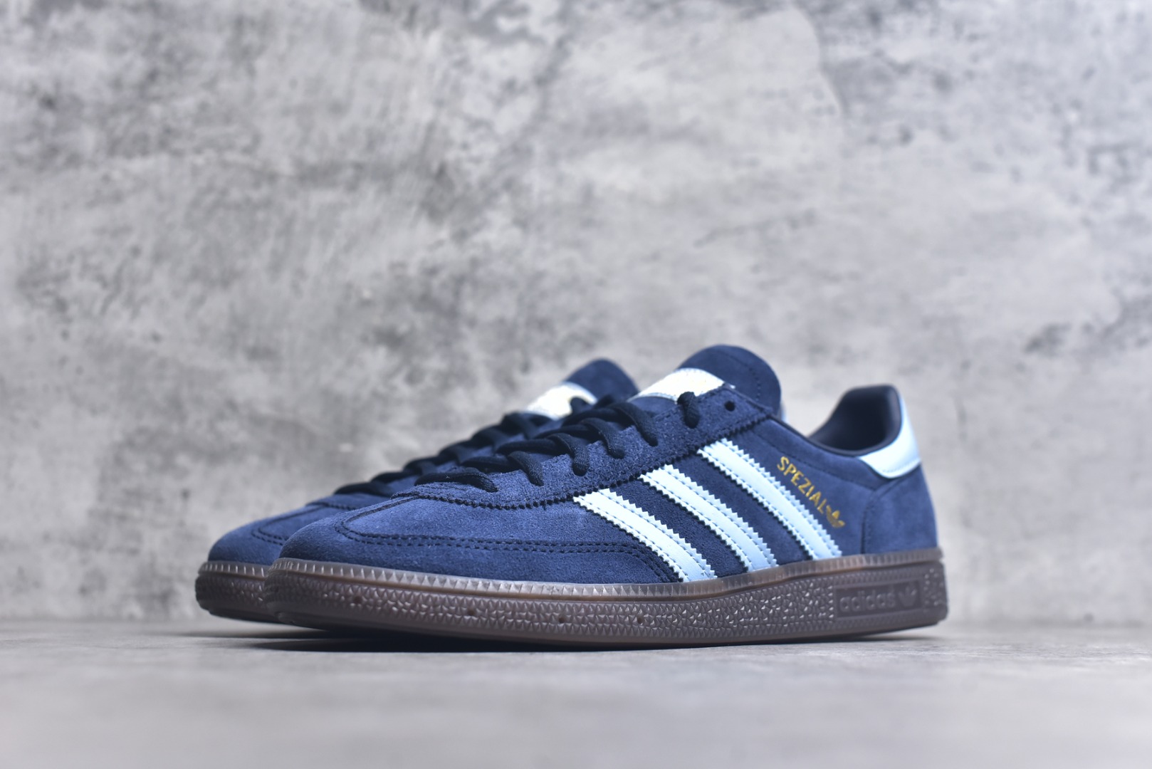 图片[2]-#AD Originals Handball SPZL 手球运动员系列百搭休闲运动板鞋 深蓝 BD7633 口碑大厂出品 品控大底版型不断改良更新 原厂皮料 原装过验内外标加持 全套原纸板楦头开发 确保原汁原味 完美呈现桑巴版型 一比一鞋头弧度高度鞋身弧度 数据细节工艺流程均保持一致 这款来自阿迪达斯的这款HANDBALL SPZL前身是一双手球运动鞋 这一次拿来复刻 所以鞋面的主要色彩选用了黑色 鞋面外侧除了Spezial字母之外还有三叶草标志 Handball SPZL作为复古手球训练鞋与作为室内足球鞋的Samba有着异曲同工之处 但是质感更为出众的鞋身以及丰富的配色选择比起Samba来讲可以说是更胜一筹了 尺码：36 36⅔ 37⅓ 38 38⅔ 39⅓ 40 40⅔ 41⅓ 42 42⅔ 43⅓ 44 45-选品中心