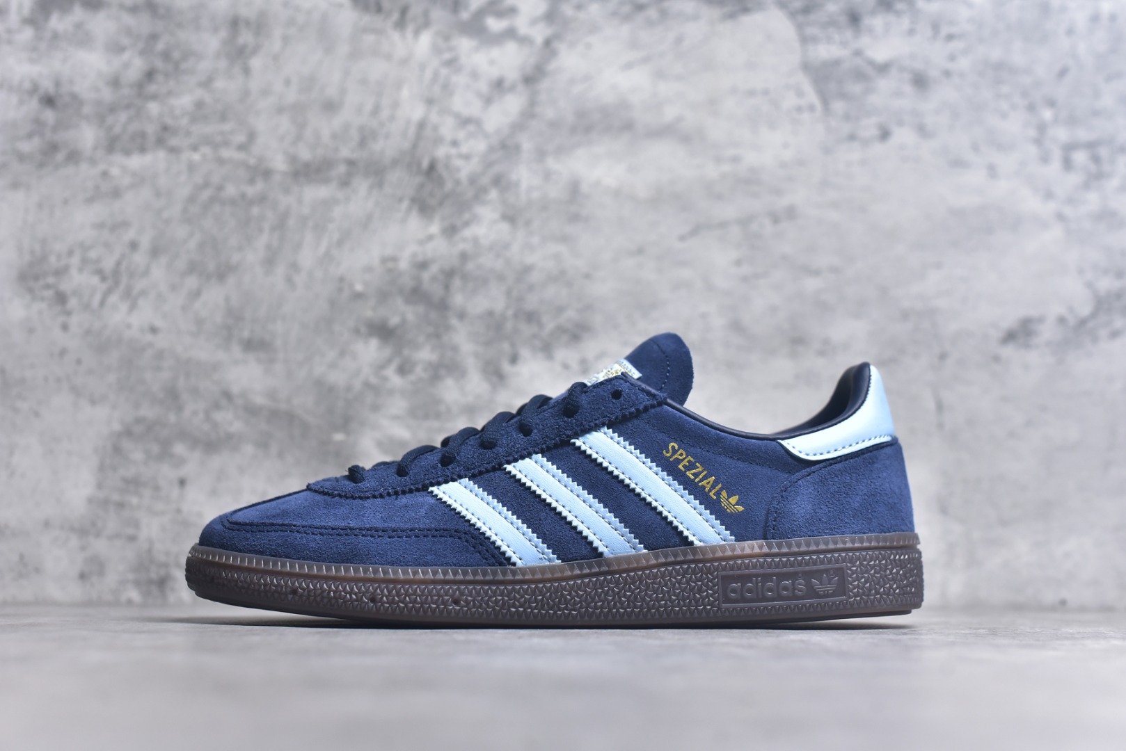 #AD Originals Handball SPZL 手球运动员系列百搭休闲运动板鞋 深蓝 BD7633 口碑大厂出品 品控大底版型不断改良更新 原厂皮料 原装过验内外标加持 全套原纸板楦头开发 确保原汁原味 完美呈现桑巴版型 一比一鞋头弧度高度鞋身弧度 数据细节工艺流程均保持一致 这款来自阿迪达斯的这款HANDBALL SPZL前身是一双手球运动鞋 这一次拿来复刻 所以鞋面的主要色彩选用了黑色 鞋面外侧除了Spezial字母之外还有三叶草标志 Handball SPZL作为复古手球训练鞋与作为室内足球鞋的Samba有着异曲同工之处 但是质感更为出众的鞋身以及丰富的配色选择比起Samba来讲可以说是更胜一筹了 尺码：36 36⅔ 37⅓ 38 38⅔ 39⅓ 40 40⅔ 41⅓ 42 42⅔ 43⅓ 44 45-选品中心