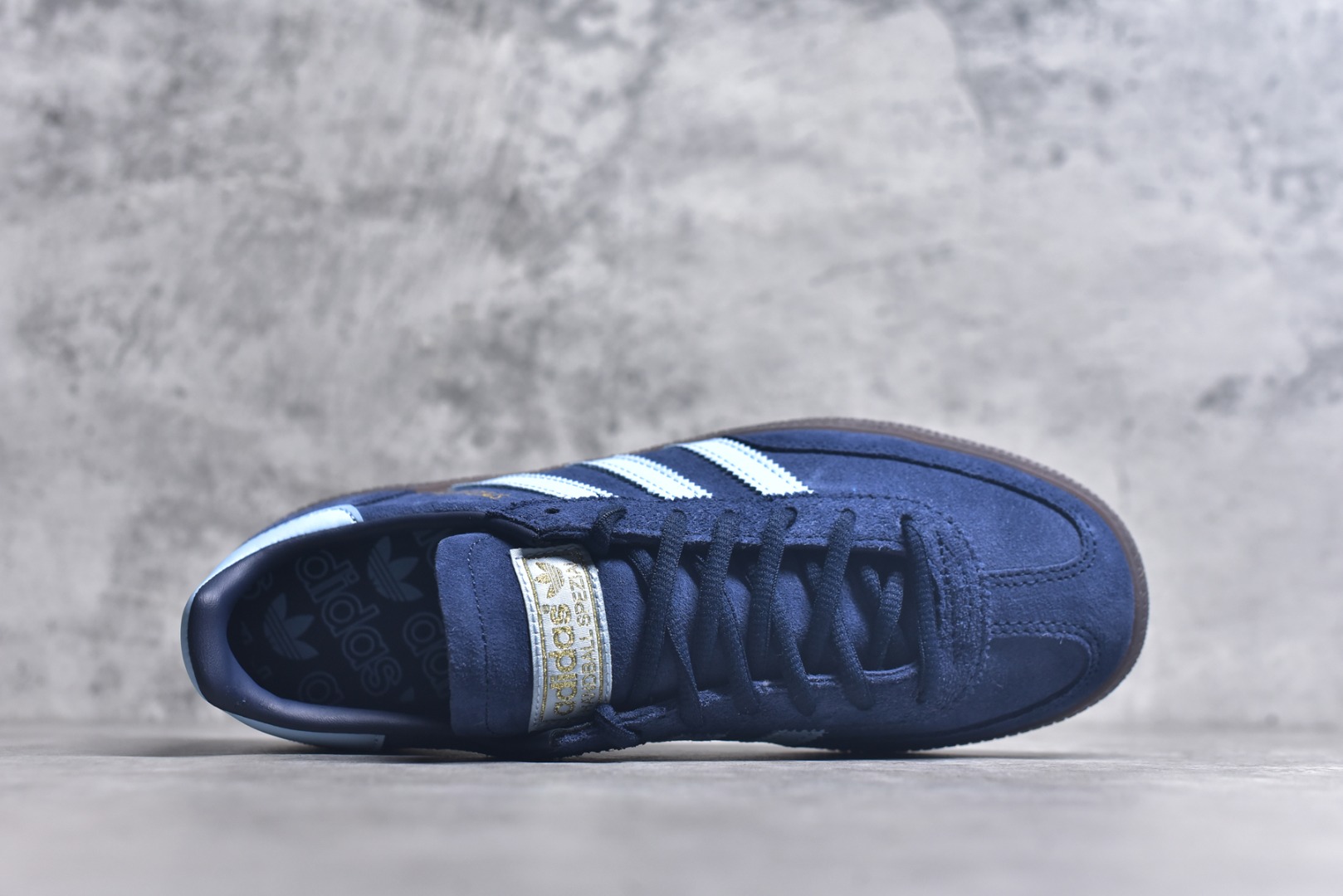 图片[4]-#AD Originals Handball SPZL 手球运动员系列百搭休闲运动板鞋 深蓝 BD7633 口碑大厂出品 品控大底版型不断改良更新 原厂皮料 原装过验内外标加持 全套原纸板楦头开发 确保原汁原味 完美呈现桑巴版型 一比一鞋头弧度高度鞋身弧度 数据细节工艺流程均保持一致 这款来自阿迪达斯的这款HANDBALL SPZL前身是一双手球运动鞋 这一次拿来复刻 所以鞋面的主要色彩选用了黑色 鞋面外侧除了Spezial字母之外还有三叶草标志 Handball SPZL作为复古手球训练鞋与作为室内足球鞋的Samba有着异曲同工之处 但是质感更为出众的鞋身以及丰富的配色选择比起Samba来讲可以说是更胜一筹了 尺码：36 36⅔ 37⅓ 38 38⅔ 39⅓ 40 40⅔ 41⅓ 42 42⅔ 43⅓ 44 45-选品中心
