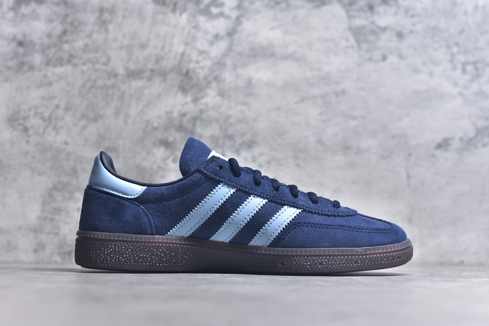 图片[3]-#AD Originals Handball SPZL 手球运动员系列百搭休闲运动板鞋 深蓝 BD7633 口碑大厂出品 品控大底版型不断改良更新 原厂皮料 原装过验内外标加持 全套原纸板楦头开发 确保原汁原味 完美呈现桑巴版型 一比一鞋头弧度高度鞋身弧度 数据细节工艺流程均保持一致 这款来自阿迪达斯的这款HANDBALL SPZL前身是一双手球运动鞋 这一次拿来复刻 所以鞋面的主要色彩选用了黑色 鞋面外侧除了Spezial字母之外还有三叶草标志 Handball SPZL作为复古手球训练鞋与作为室内足球鞋的Samba有着异曲同工之处 但是质感更为出众的鞋身以及丰富的配色选择比起Samba来讲可以说是更胜一筹了 尺码：36 36⅔ 37⅓ 38 38⅔ 39⅓ 40 40⅔ 41⅓ 42 42⅔ 43⅓ 44 45-选品中心