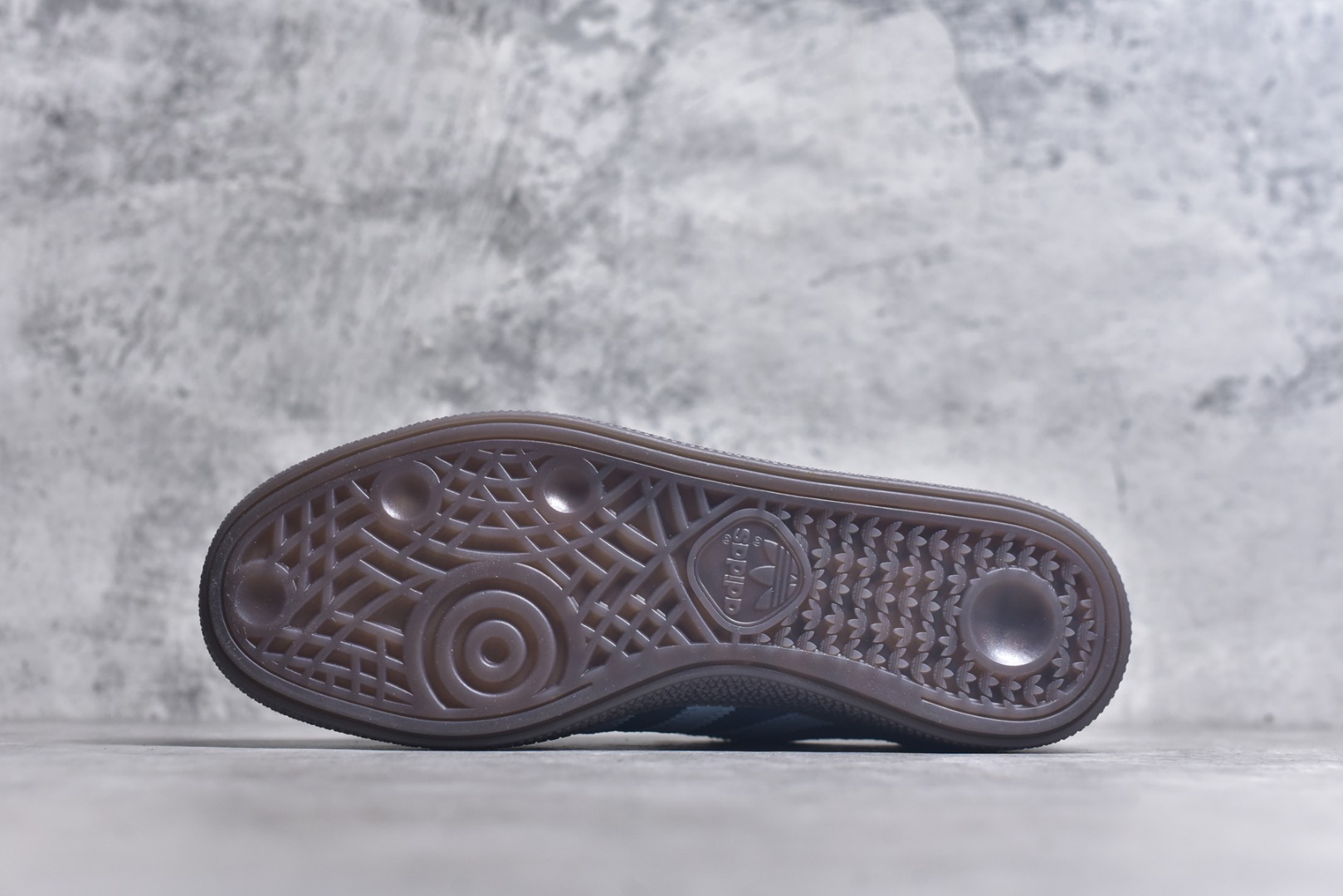 图片[6]-#AD Originals Handball SPZL 手球运动员系列百搭休闲运动板鞋 深蓝 BD7633 口碑大厂出品 品控大底版型不断改良更新 原厂皮料 原装过验内外标加持 全套原纸板楦头开发 确保原汁原味 完美呈现桑巴版型 一比一鞋头弧度高度鞋身弧度 数据细节工艺流程均保持一致 这款来自阿迪达斯的这款HANDBALL SPZL前身是一双手球运动鞋 这一次拿来复刻 所以鞋面的主要色彩选用了黑色 鞋面外侧除了Spezial字母之外还有三叶草标志 Handball SPZL作为复古手球训练鞋与作为室内足球鞋的Samba有着异曲同工之处 但是质感更为出众的鞋身以及丰富的配色选择比起Samba来讲可以说是更胜一筹了 尺码：36 36⅔ 37⅓ 38 38⅔ 39⅓ 40 40⅔ 41⅓ 42 42⅔ 43⅓ 44 45-选品中心