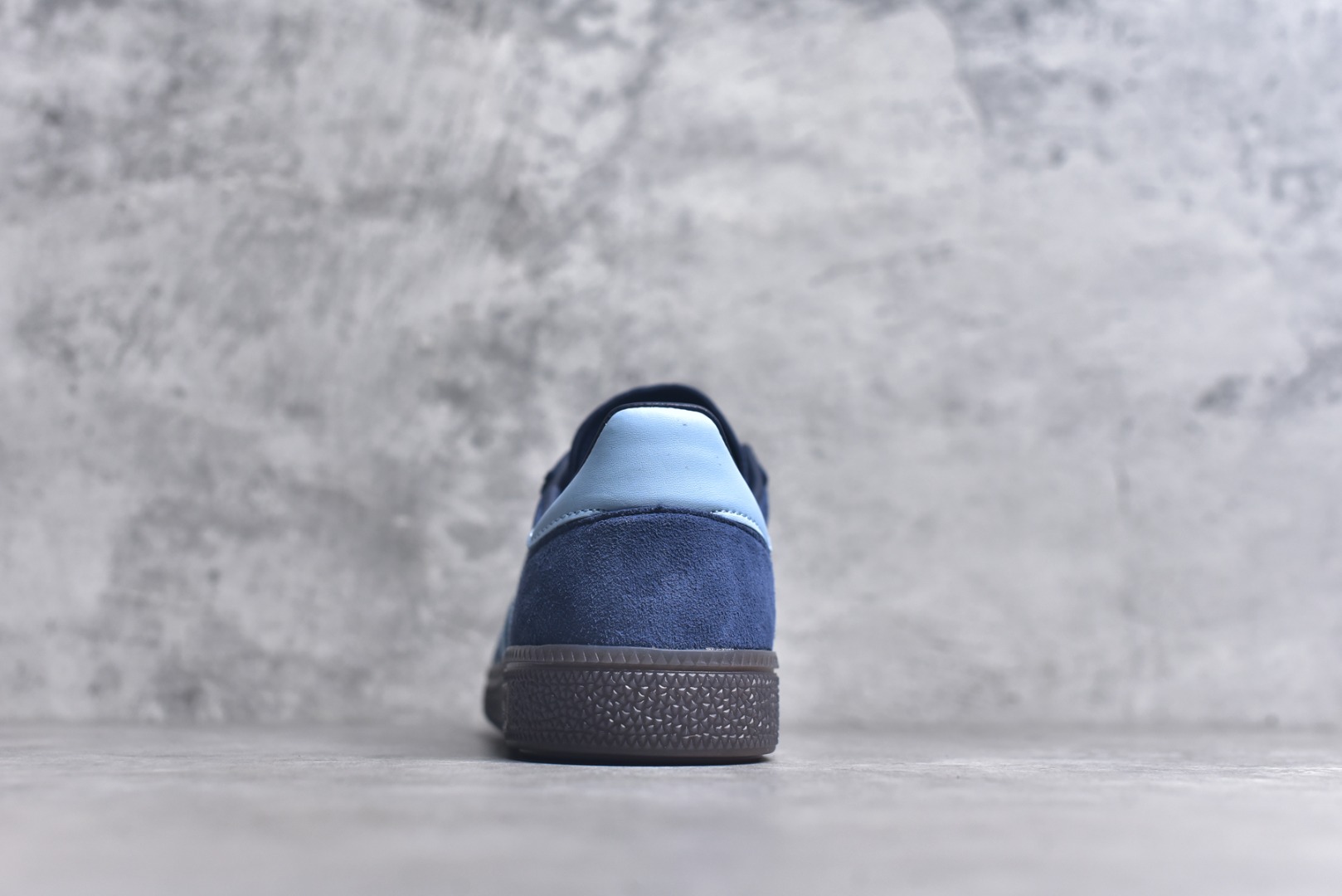 图片[5]-#AD Originals Handball SPZL 手球运动员系列百搭休闲运动板鞋 深蓝 BD7633 口碑大厂出品 品控大底版型不断改良更新 原厂皮料 原装过验内外标加持 全套原纸板楦头开发 确保原汁原味 完美呈现桑巴版型 一比一鞋头弧度高度鞋身弧度 数据细节工艺流程均保持一致 这款来自阿迪达斯的这款HANDBALL SPZL前身是一双手球运动鞋 这一次拿来复刻 所以鞋面的主要色彩选用了黑色 鞋面外侧除了Spezial字母之外还有三叶草标志 Handball SPZL作为复古手球训练鞋与作为室内足球鞋的Samba有着异曲同工之处 但是质感更为出众的鞋身以及丰富的配色选择比起Samba来讲可以说是更胜一筹了 尺码：36 36⅔ 37⅓ 38 38⅔ 39⅓ 40 40⅔ 41⅓ 42 42⅔ 43⅓ 44 45-选品中心