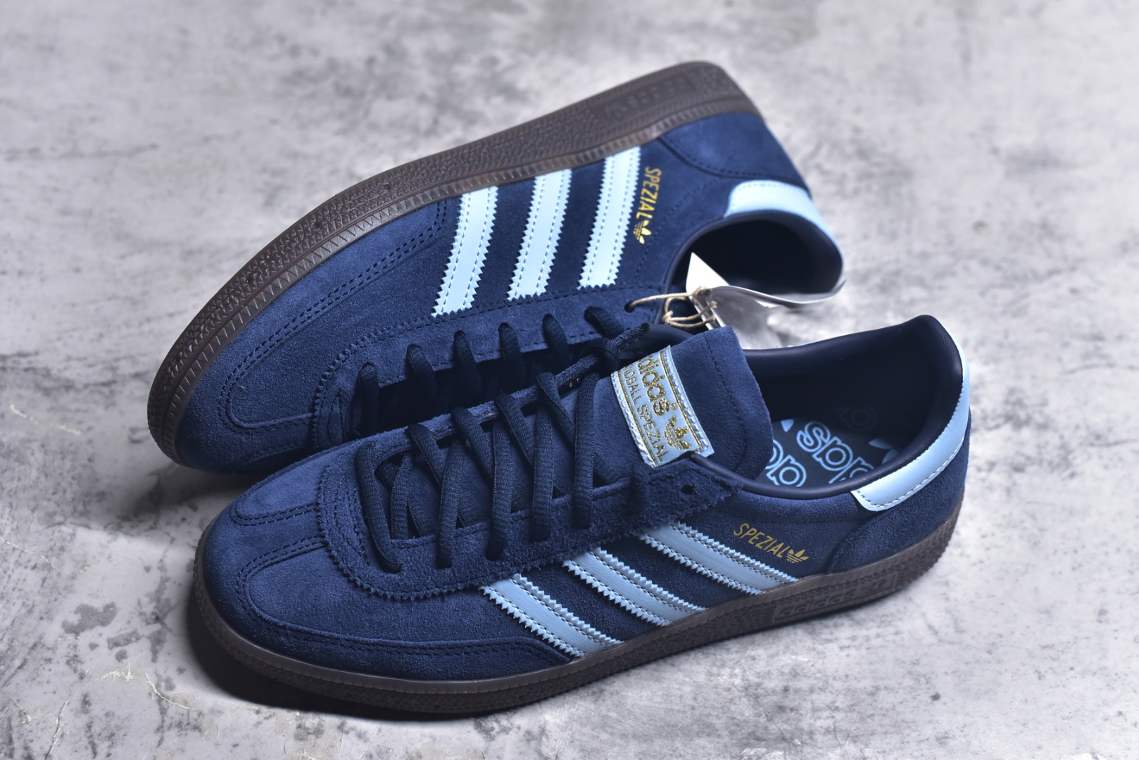 图片[7]-#AD Originals Handball SPZL 手球运动员系列百搭休闲运动板鞋 深蓝 BD7633 口碑大厂出品 品控大底版型不断改良更新 原厂皮料 原装过验内外标加持 全套原纸板楦头开发 确保原汁原味 完美呈现桑巴版型 一比一鞋头弧度高度鞋身弧度 数据细节工艺流程均保持一致 这款来自阿迪达斯的这款HANDBALL SPZL前身是一双手球运动鞋 这一次拿来复刻 所以鞋面的主要色彩选用了黑色 鞋面外侧除了Spezial字母之外还有三叶草标志 Handball SPZL作为复古手球训练鞋与作为室内足球鞋的Samba有着异曲同工之处 但是质感更为出众的鞋身以及丰富的配色选择比起Samba来讲可以说是更胜一筹了 尺码：36 36⅔ 37⅓ 38 38⅔ 39⅓ 40 40⅔ 41⅓ 42 42⅔ 43⅓ 44 45-选品中心