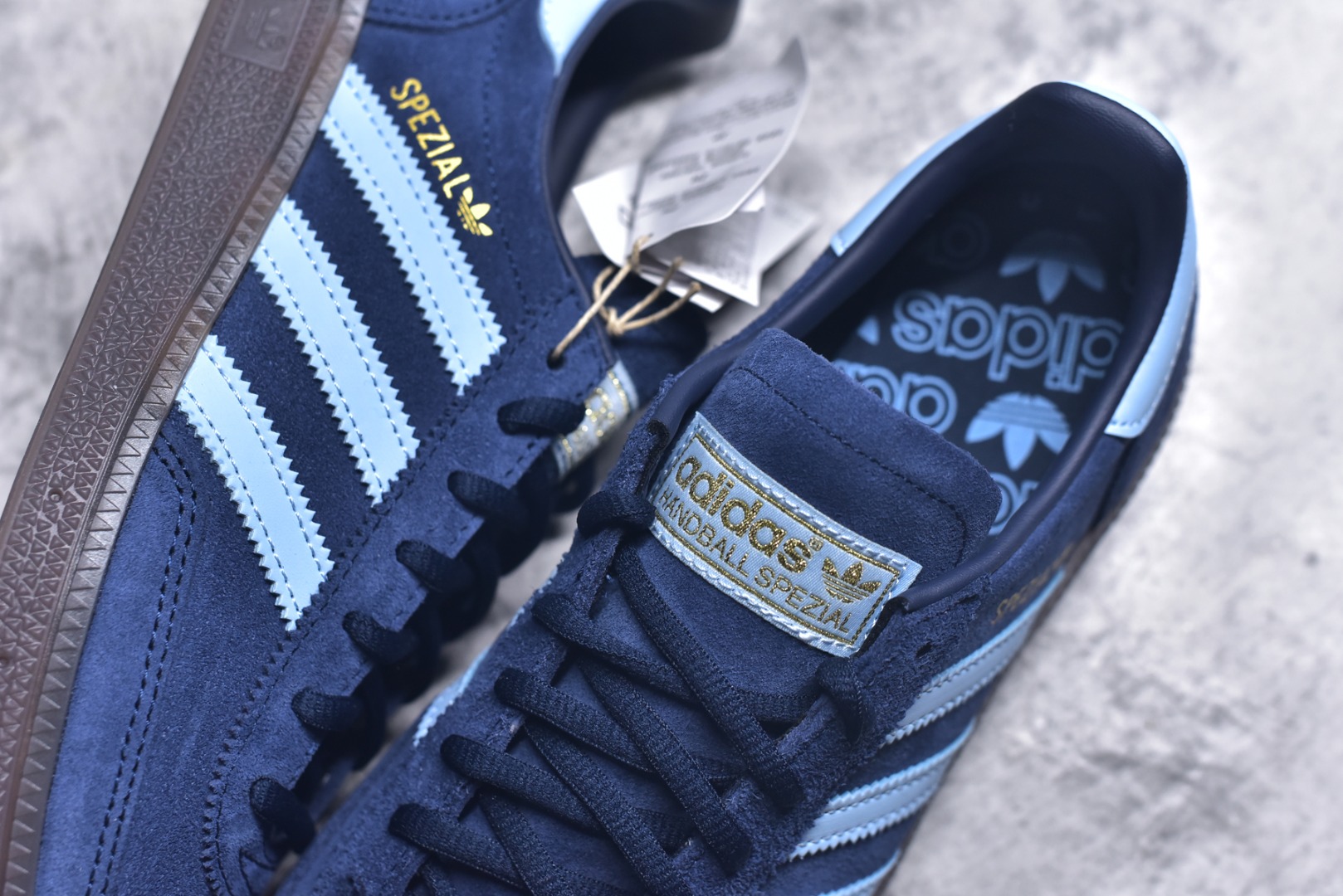 图片[9]-#AD Originals Handball SPZL 手球运动员系列百搭休闲运动板鞋 深蓝 BD7633 口碑大厂出品 品控大底版型不断改良更新 原厂皮料 原装过验内外标加持 全套原纸板楦头开发 确保原汁原味 完美呈现桑巴版型 一比一鞋头弧度高度鞋身弧度 数据细节工艺流程均保持一致 这款来自阿迪达斯的这款HANDBALL SPZL前身是一双手球运动鞋 这一次拿来复刻 所以鞋面的主要色彩选用了黑色 鞋面外侧除了Spezial字母之外还有三叶草标志 Handball SPZL作为复古手球训练鞋与作为室内足球鞋的Samba有着异曲同工之处 但是质感更为出众的鞋身以及丰富的配色选择比起Samba来讲可以说是更胜一筹了 尺码：36 36⅔ 37⅓ 38 38⅔ 39⅓ 40 40⅔ 41⅓ 42 42⅔ 43⅓ 44 45-选品中心