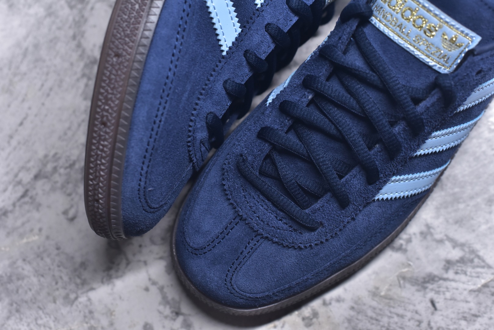 图片[8]-#AD Originals Handball SPZL 手球运动员系列百搭休闲运动板鞋 深蓝 BD7633 口碑大厂出品 品控大底版型不断改良更新 原厂皮料 原装过验内外标加持 全套原纸板楦头开发 确保原汁原味 完美呈现桑巴版型 一比一鞋头弧度高度鞋身弧度 数据细节工艺流程均保持一致 这款来自阿迪达斯的这款HANDBALL SPZL前身是一双手球运动鞋 这一次拿来复刻 所以鞋面的主要色彩选用了黑色 鞋面外侧除了Spezial字母之外还有三叶草标志 Handball SPZL作为复古手球训练鞋与作为室内足球鞋的Samba有着异曲同工之处 但是质感更为出众的鞋身以及丰富的配色选择比起Samba来讲可以说是更胜一筹了 尺码：36 36⅔ 37⅓ 38 38⅔ 39⅓ 40 40⅔ 41⅓ 42 42⅔ 43⅓ 44 45-选品中心