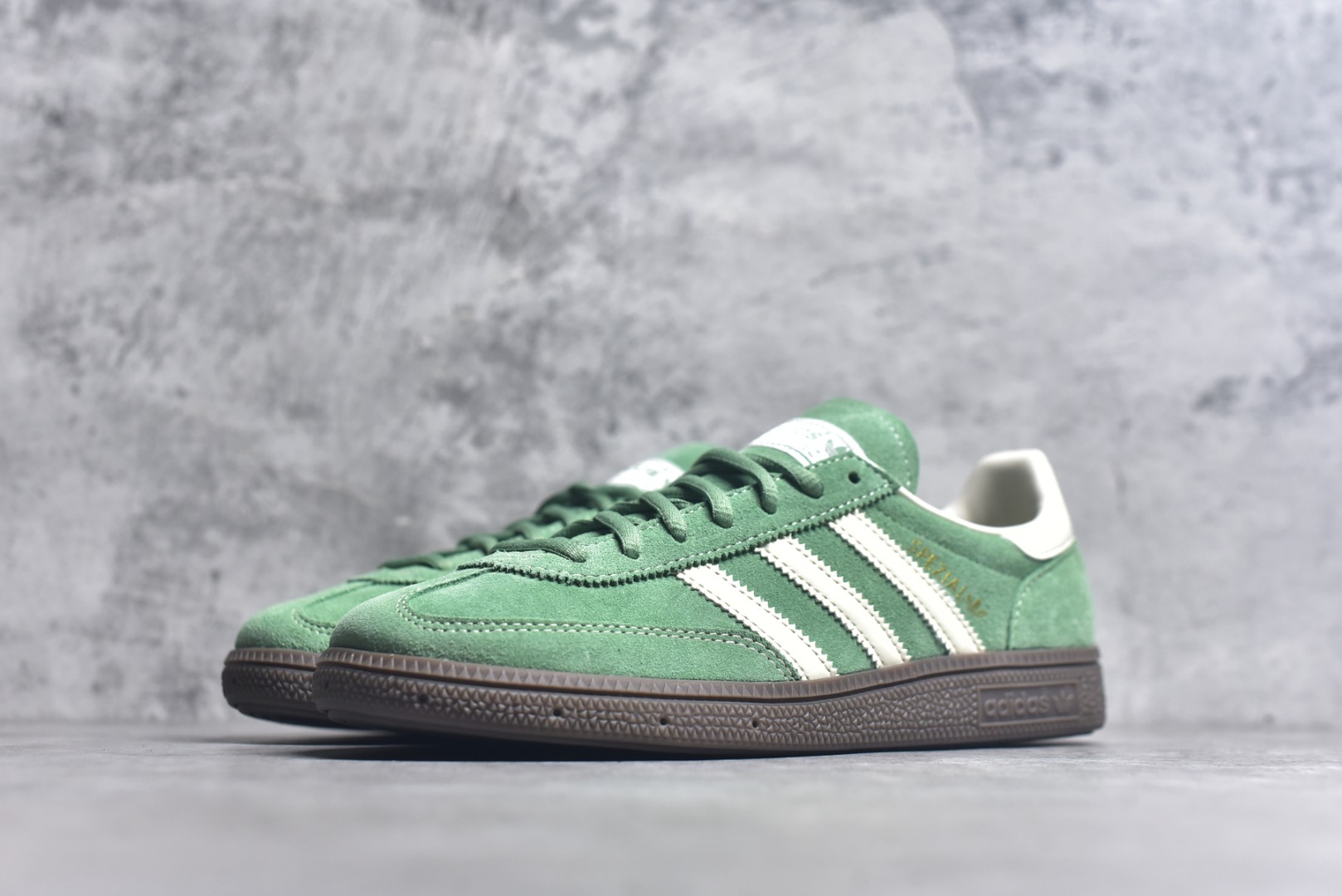 图片[2]-#AD Originals Handball SPZL 手球运动员系列百搭休闲运动板鞋 IG6192 这款来自阿迪达斯的这款HANDBALL SPZL前身是一双手球运动鞋，这一次拿来复刻，所以鞋面的主要色彩选用了黑色， 鞋面外侧除了Spezial字母之外还有三叶草标志。Handball SPZL作为复古手球训练鞋与作为室内足球鞋的Samba有着异曲同工之处，但是质感更为出众的鞋身以及丰富的配色选择比起Samba来讲可以说是更胜一筹了！尺码：36 36⅔ 37⅓ 38 38⅔ 39⅓ 40 40⅔ 41⅓ 42 42⅔ 43⅓ 44 45-选品中心