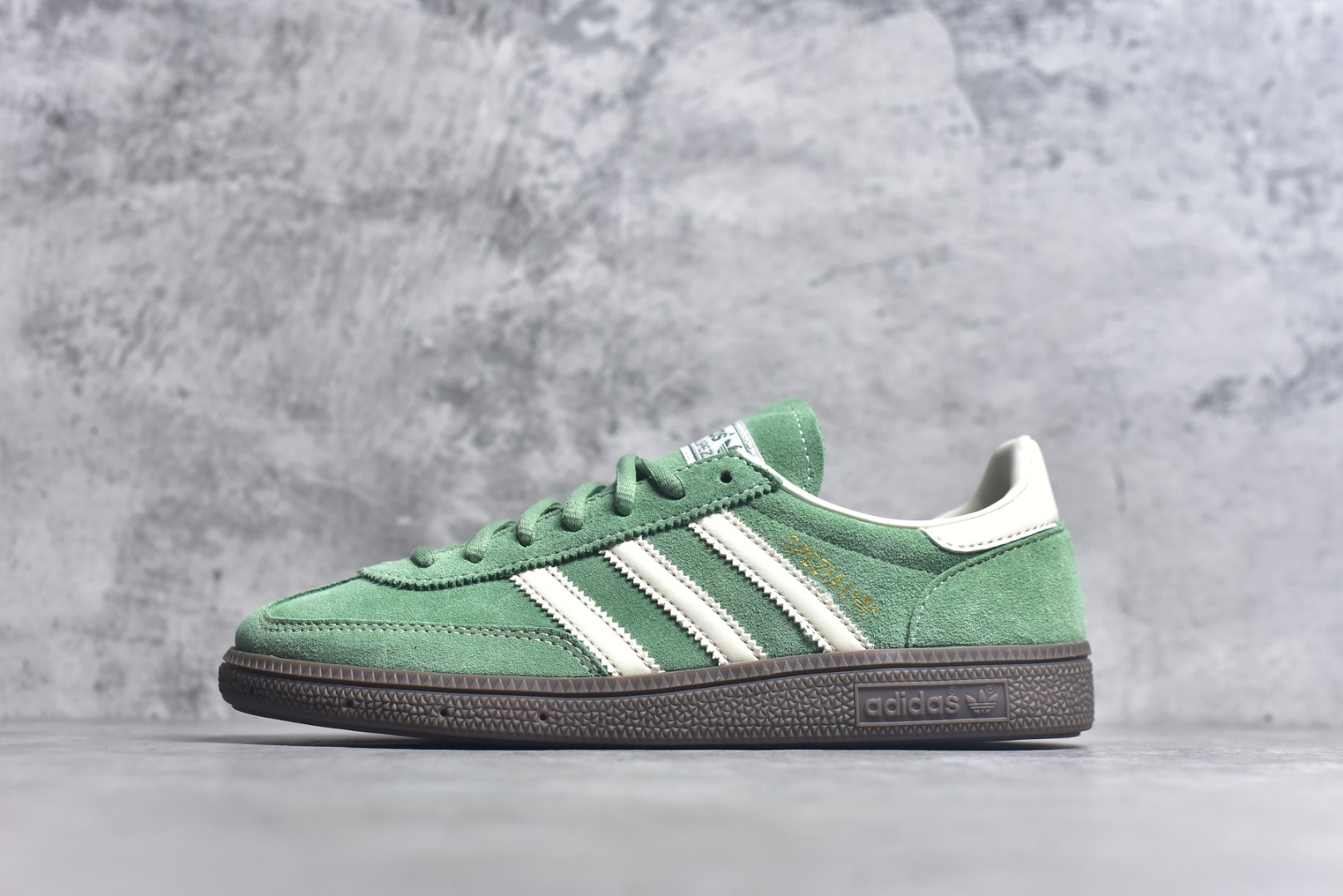 #AD Originals Handball SPZL 手球运动员系列百搭休闲运动板鞋 IG6192 这款来自阿迪达斯的这款HANDBALL SPZL前身是一双手球运动鞋，这一次拿来复刻，所以鞋面的主要色彩选用了黑色， 鞋面外侧除了Spezial字母之外还有三叶草标志。Handball SPZL作为复古手球训练鞋与作为室内足球鞋的Samba有着异曲同工之处，但是质感更为出众的鞋身以及丰富的配色选择比起Samba来讲可以说是更胜一筹了！尺码：36 36⅔ 37⅓ 38 38⅔ 39⅓ 40 40⅔ 41⅓ 42 42⅔ 43⅓ 44 45-选品中心