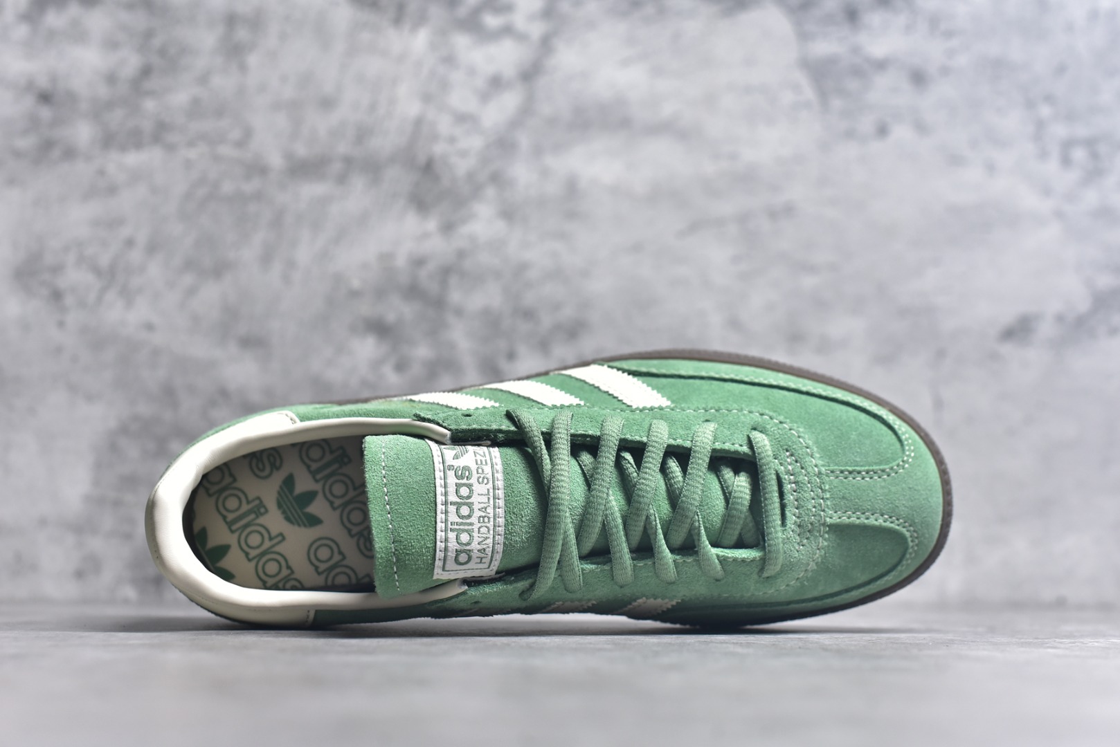 图片[4]-#AD Originals Handball SPZL 手球运动员系列百搭休闲运动板鞋 IG6192 这款来自阿迪达斯的这款HANDBALL SPZL前身是一双手球运动鞋，这一次拿来复刻，所以鞋面的主要色彩选用了黑色， 鞋面外侧除了Spezial字母之外还有三叶草标志。Handball SPZL作为复古手球训练鞋与作为室内足球鞋的Samba有着异曲同工之处，但是质感更为出众的鞋身以及丰富的配色选择比起Samba来讲可以说是更胜一筹了！尺码：36 36⅔ 37⅓ 38 38⅔ 39⅓ 40 40⅔ 41⅓ 42 42⅔ 43⅓ 44 45-选品中心