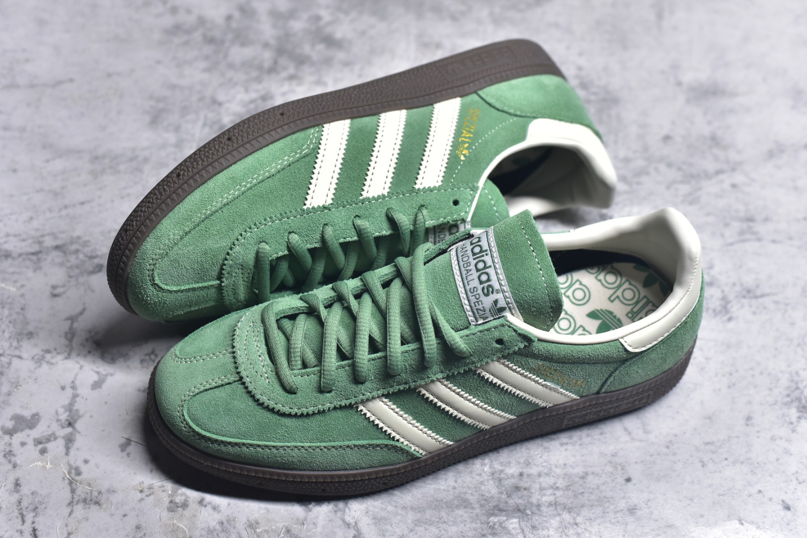 图片[7]-#AD Originals Handball SPZL 手球运动员系列百搭休闲运动板鞋 IG6192 这款来自阿迪达斯的这款HANDBALL SPZL前身是一双手球运动鞋，这一次拿来复刻，所以鞋面的主要色彩选用了黑色， 鞋面外侧除了Spezial字母之外还有三叶草标志。Handball SPZL作为复古手球训练鞋与作为室内足球鞋的Samba有着异曲同工之处，但是质感更为出众的鞋身以及丰富的配色选择比起Samba来讲可以说是更胜一筹了！尺码：36 36⅔ 37⅓ 38 38⅔ 39⅓ 40 40⅔ 41⅓ 42 42⅔ 43⅓ 44 45-选品中心