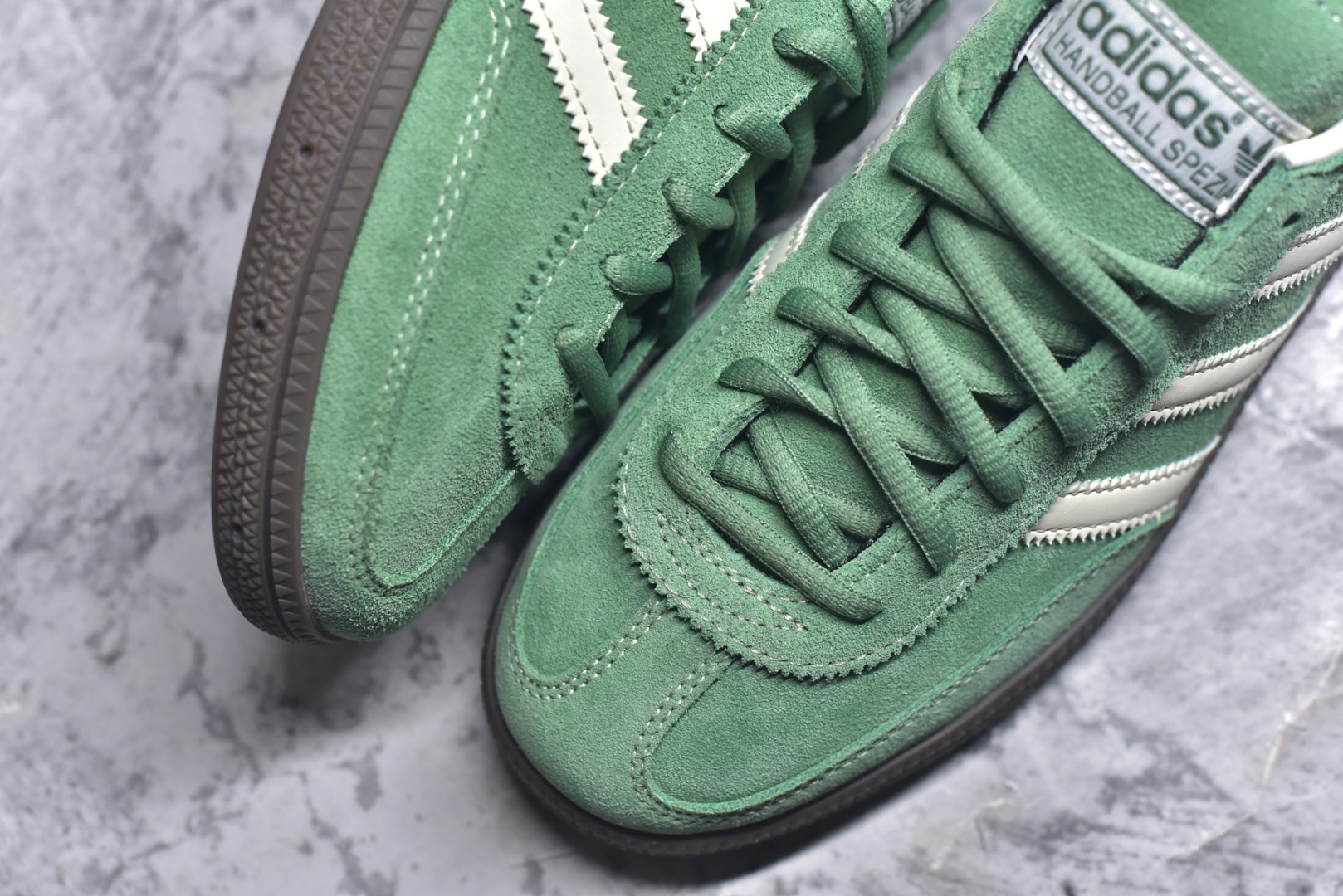 图片[8]-#AD Originals Handball SPZL 手球运动员系列百搭休闲运动板鞋 IG6192 这款来自阿迪达斯的这款HANDBALL SPZL前身是一双手球运动鞋，这一次拿来复刻，所以鞋面的主要色彩选用了黑色， 鞋面外侧除了Spezial字母之外还有三叶草标志。Handball SPZL作为复古手球训练鞋与作为室内足球鞋的Samba有着异曲同工之处，但是质感更为出众的鞋身以及丰富的配色选择比起Samba来讲可以说是更胜一筹了！尺码：36 36⅔ 37⅓ 38 38⅔ 39⅓ 40 40⅔ 41⅓ 42 42⅔ 43⅓ 44 45-选品中心