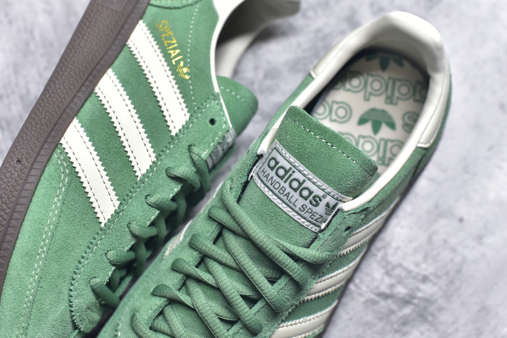 图片[9]-#AD Originals Handball SPZL 手球运动员系列百搭休闲运动板鞋 IG6192 这款来自阿迪达斯的这款HANDBALL SPZL前身是一双手球运动鞋，这一次拿来复刻，所以鞋面的主要色彩选用了黑色， 鞋面外侧除了Spezial字母之外还有三叶草标志。Handball SPZL作为复古手球训练鞋与作为室内足球鞋的Samba有着异曲同工之处，但是质感更为出众的鞋身以及丰富的配色选择比起Samba来讲可以说是更胜一筹了！尺码：36 36⅔ 37⅓ 38 38⅔ 39⅓ 40 40⅔ 41⅓ 42 42⅔ 43⅓ 44 45-选品中心